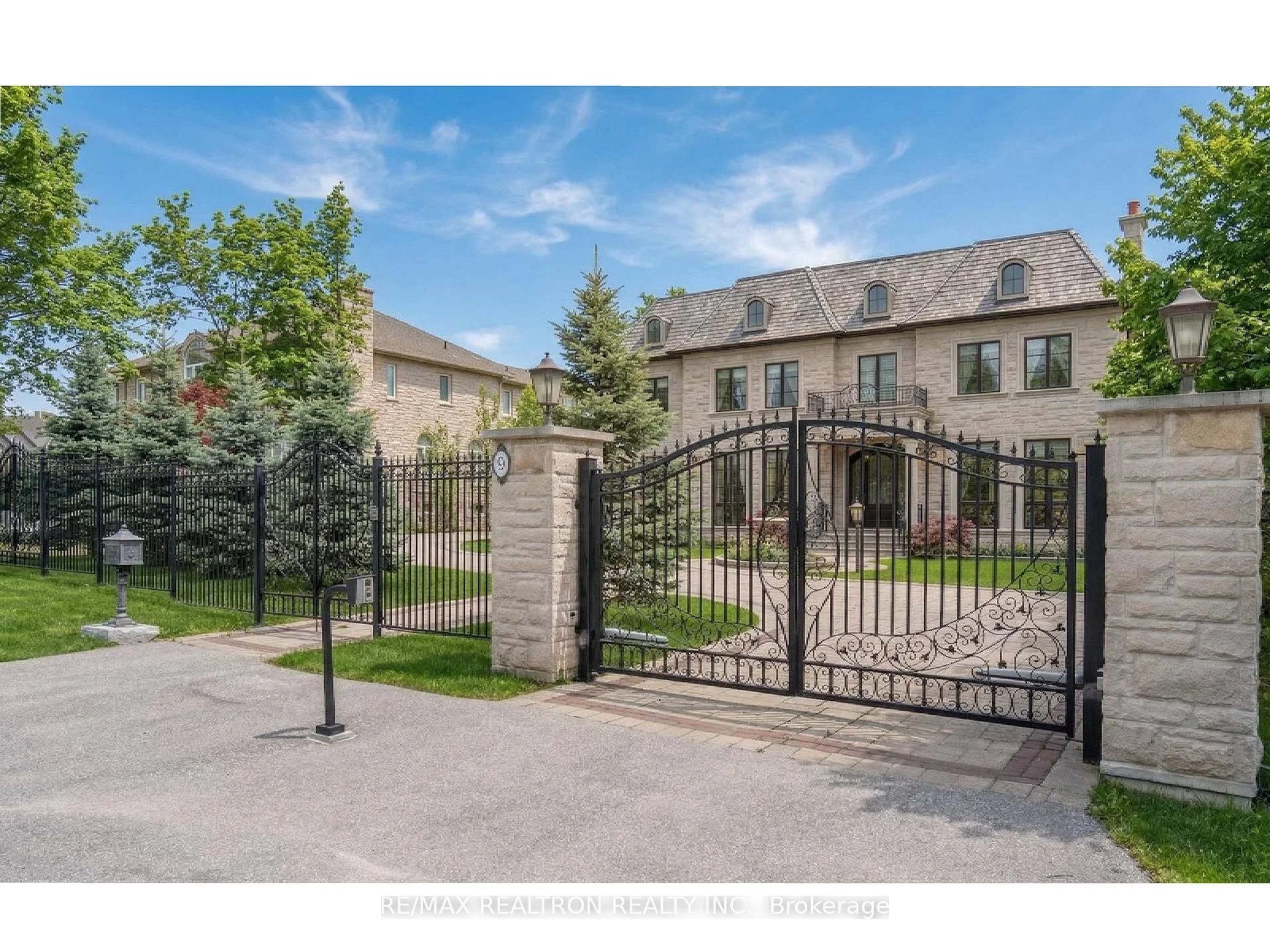 Photo 3 of 9 Thornbank Road, Vaughan, Uplands — HOMEH