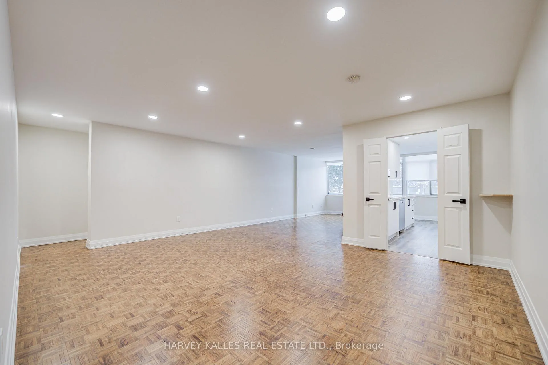 Photo 4 of Unit 109, 3000 Bathurst Street, Toronto, Englemount-Lawrence — HOMEH