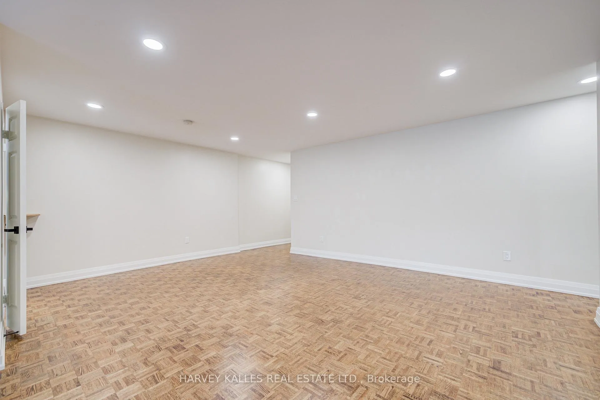 Photo 6 of Unit 109, 3000 Bathurst Street, Toronto, Englemount-Lawrence — HOMEH