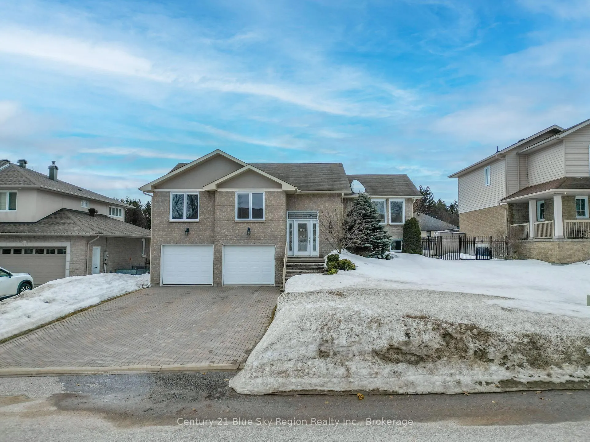 Photo 3 of 31 Vermont Crescent, North Bay, Airport — HOMEH