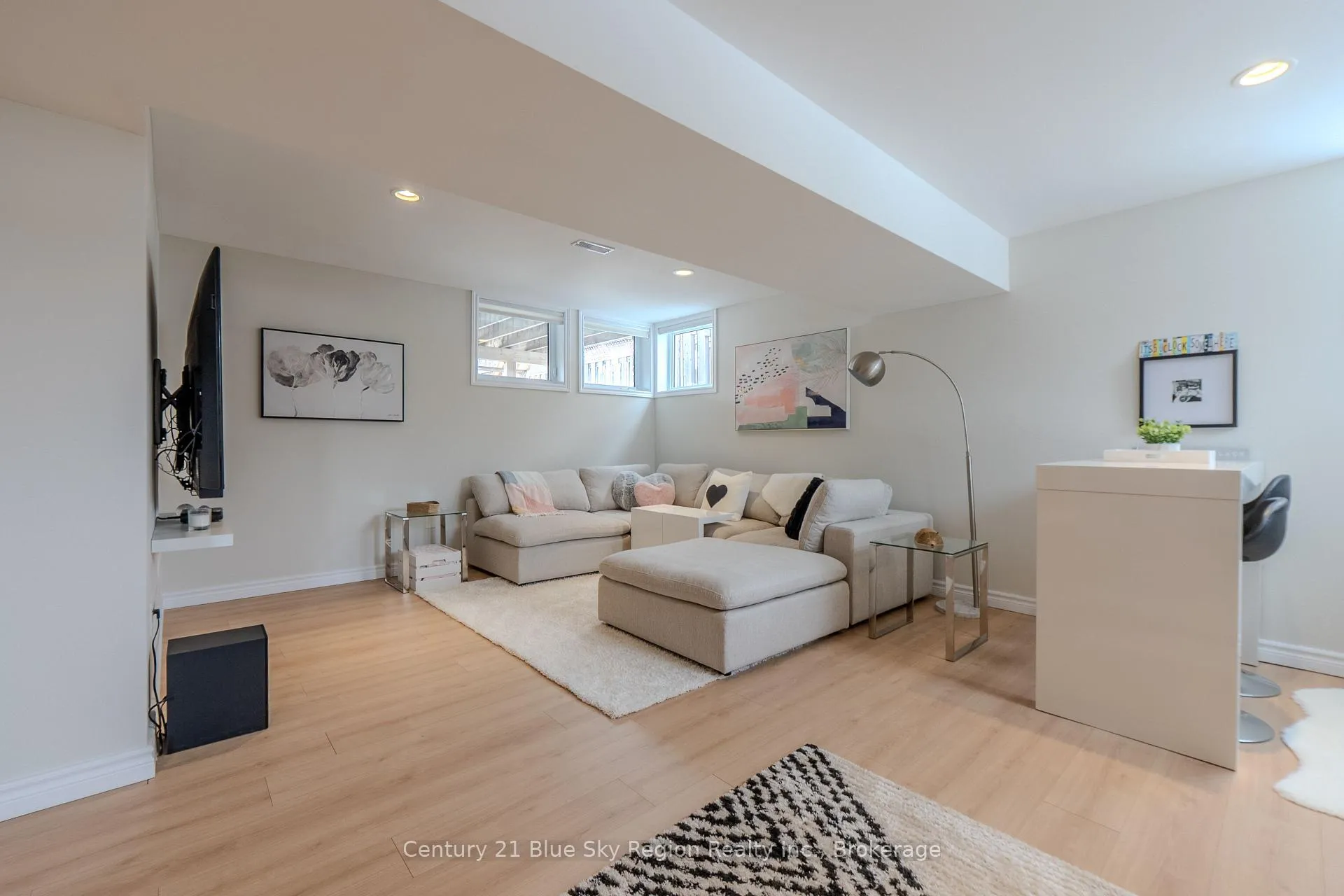 Photo 42 of 31 Vermont Crescent, North Bay, Airport — HOMEH