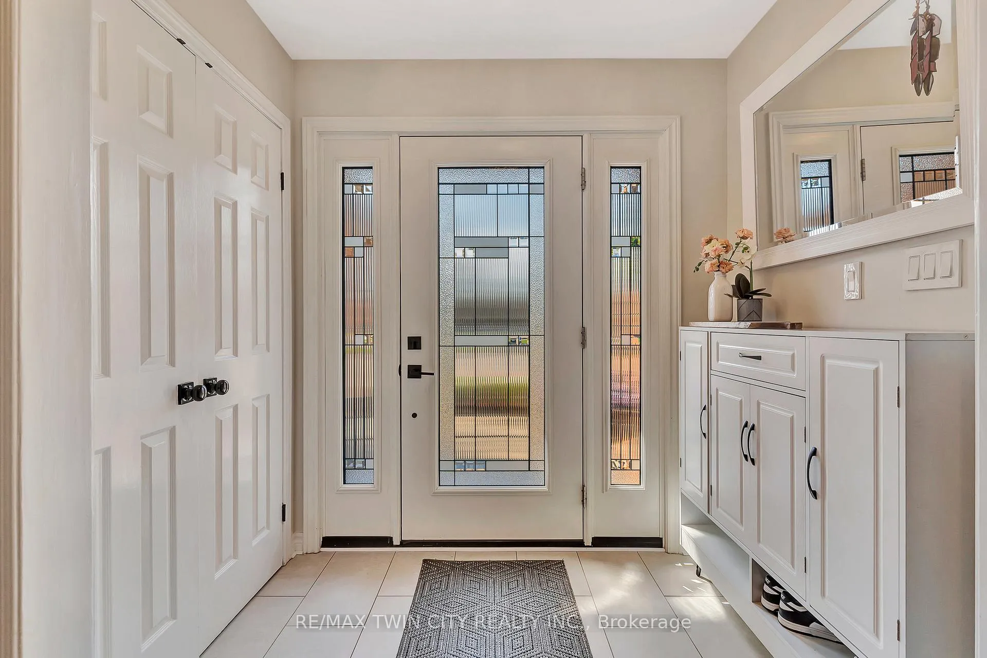 Photo 4 of 14 McCrimmon Court, Hamilton, Ancaster — HOMEH