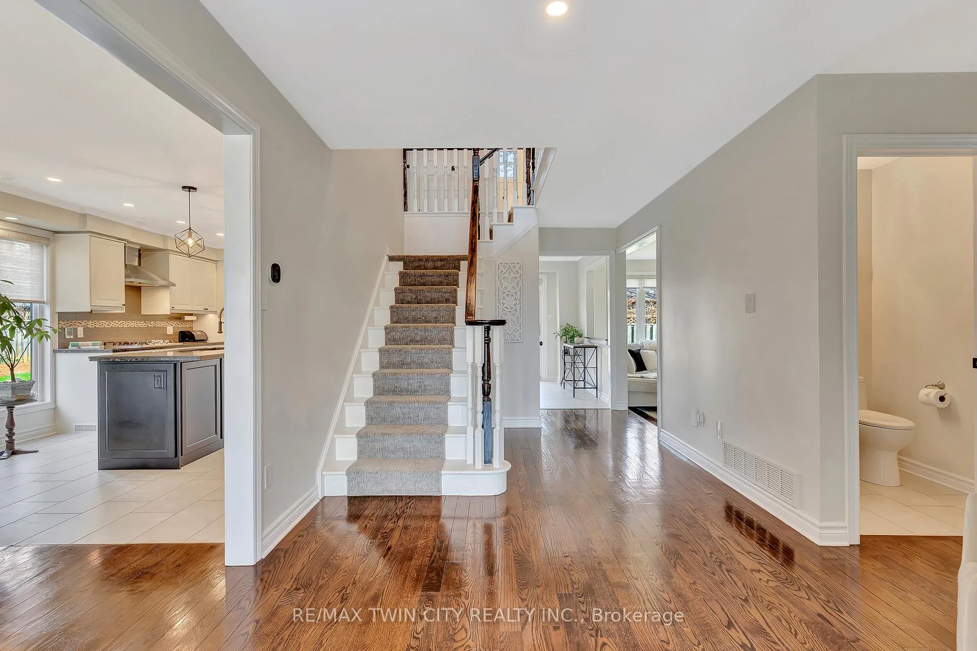 Photo 5 of 14 McCrimmon Court, Hamilton, Ancaster — HOMEH