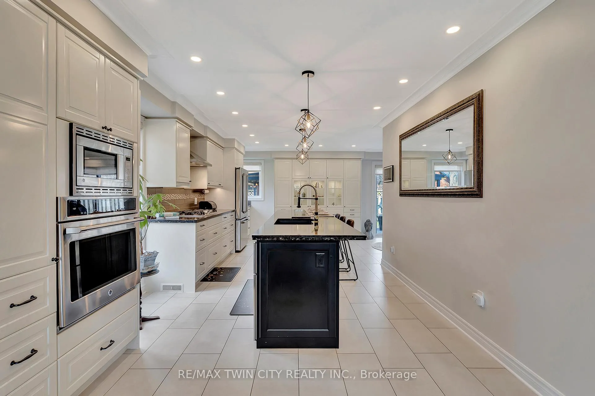 Photo 8 of 14 McCrimmon Court, Hamilton, Ancaster — HOMEH
