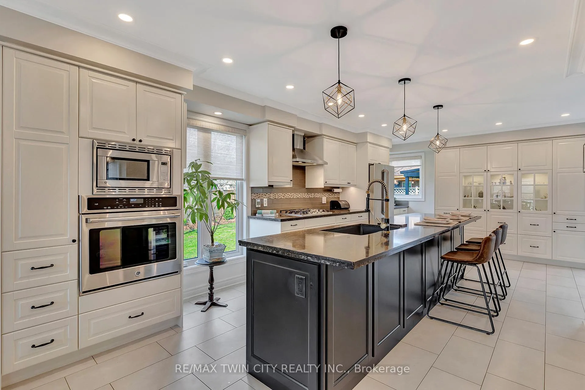 Photo 9 of 14 McCrimmon Court, Hamilton, Ancaster — HOMEH