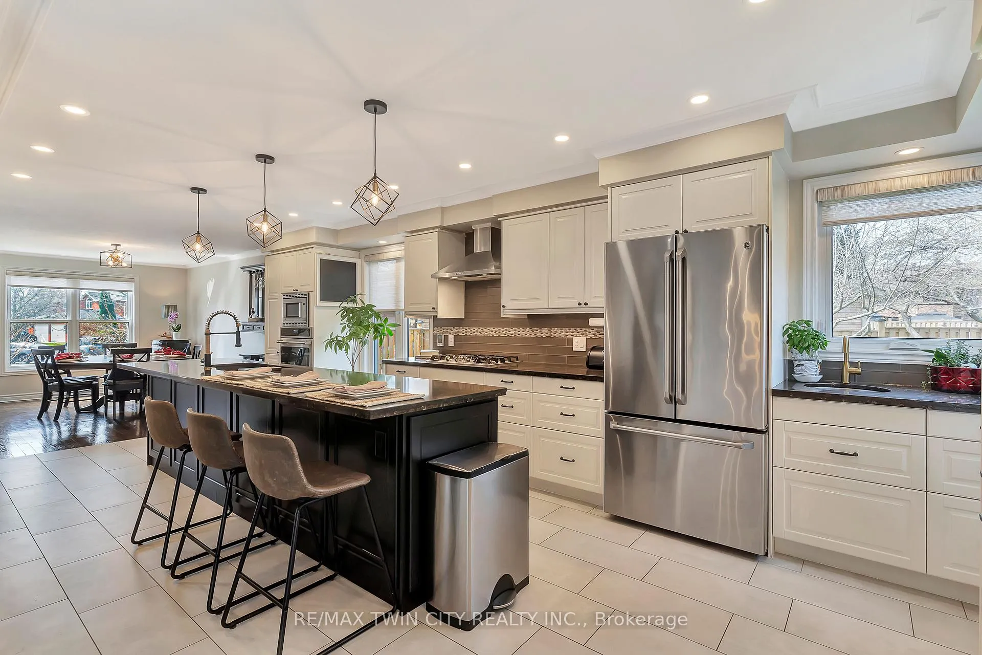 Photo 10 of 14 McCrimmon Court, Hamilton, Ancaster — HOMEH