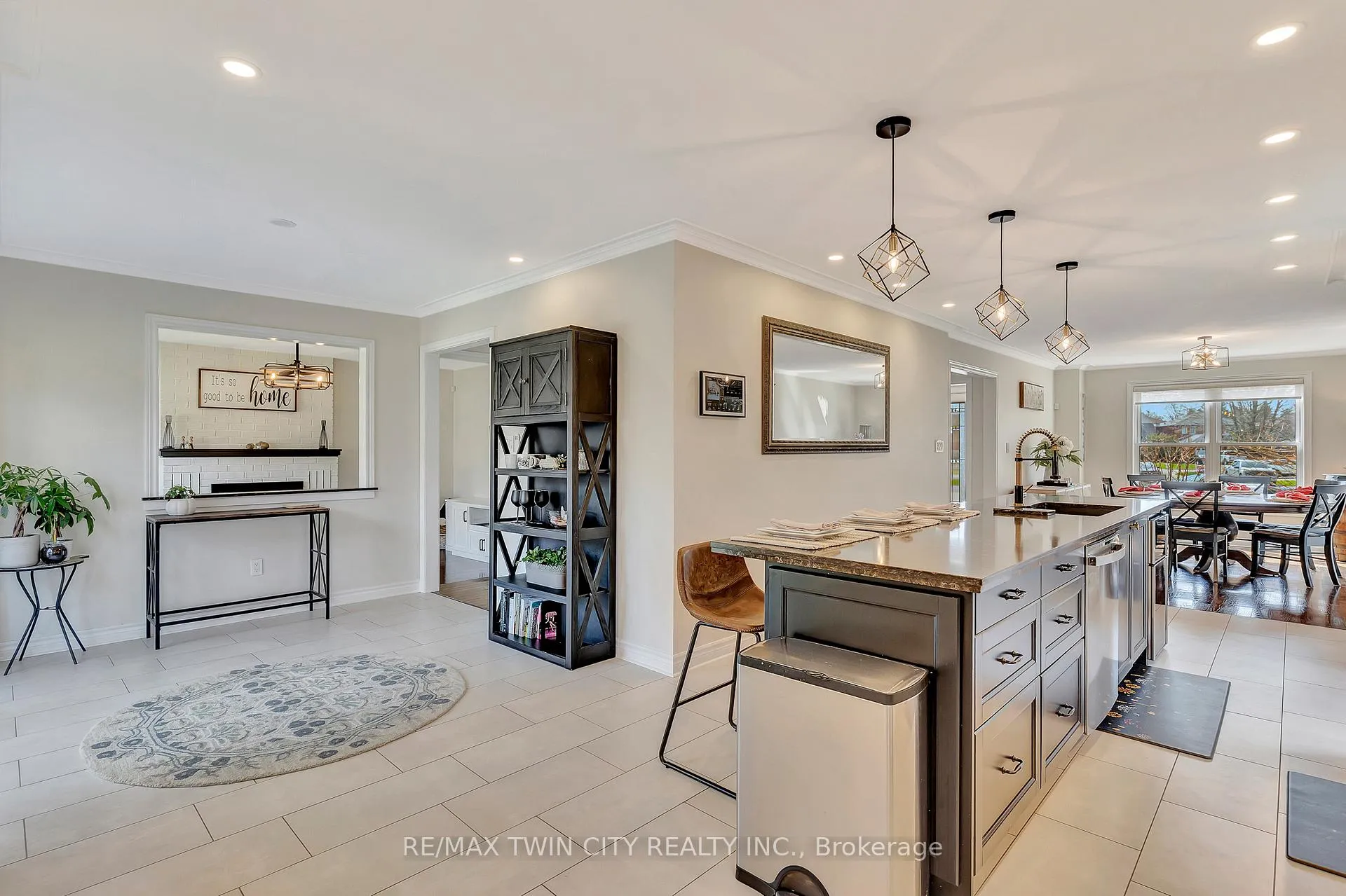Photo 11 of 14 McCrimmon Court, Hamilton, Ancaster — HOMEH