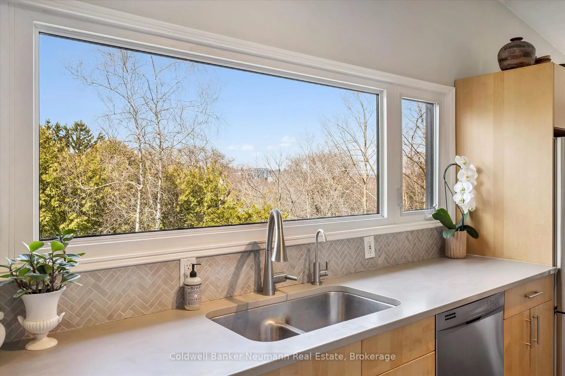 Photo 17 of 20 Harcourt Drive, Guelph, Dovercliffe Park/Old University — HOMEH