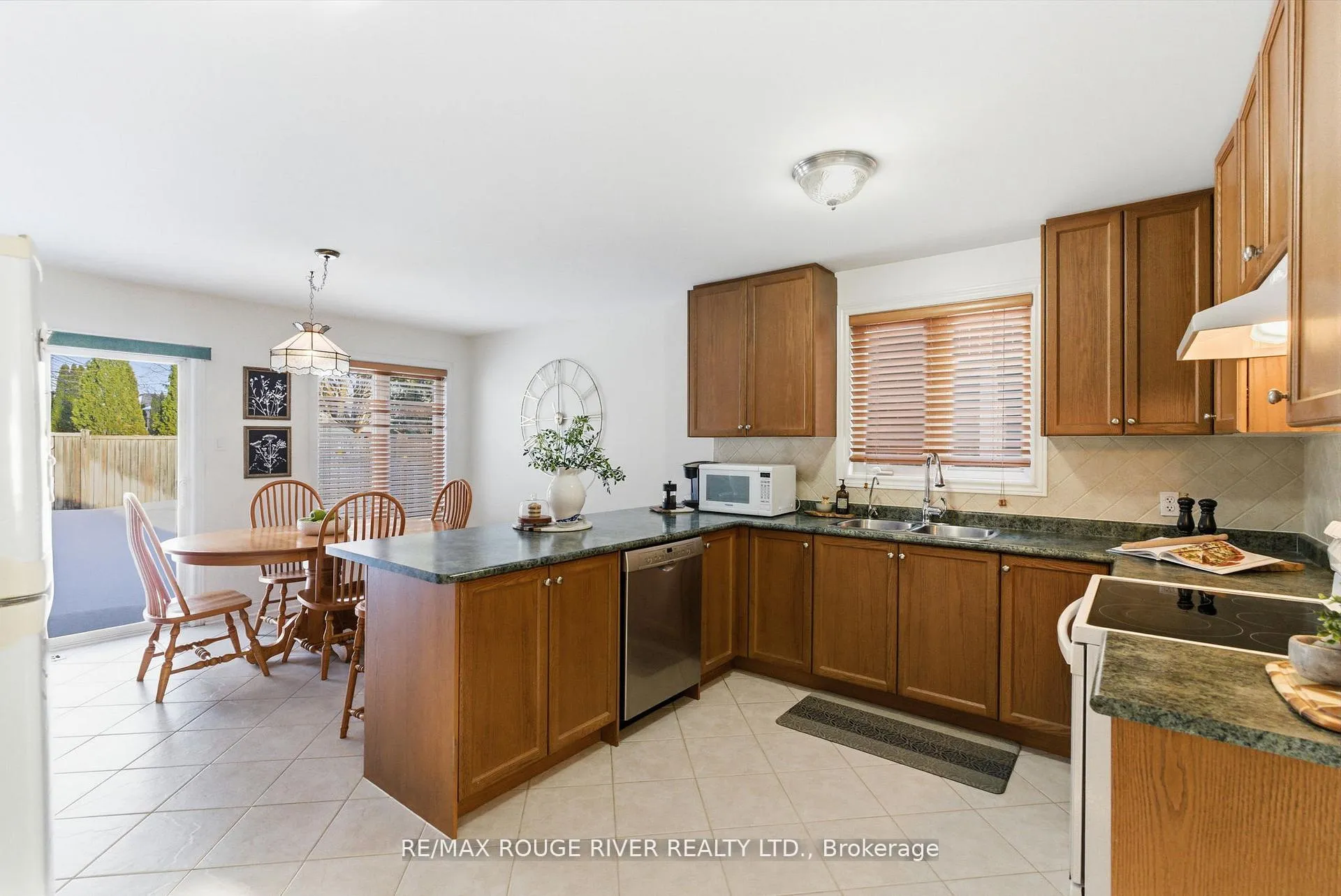 Photo 10 of 106 Tormina Boulevard, Whitby, Taunton North — HOMEH
