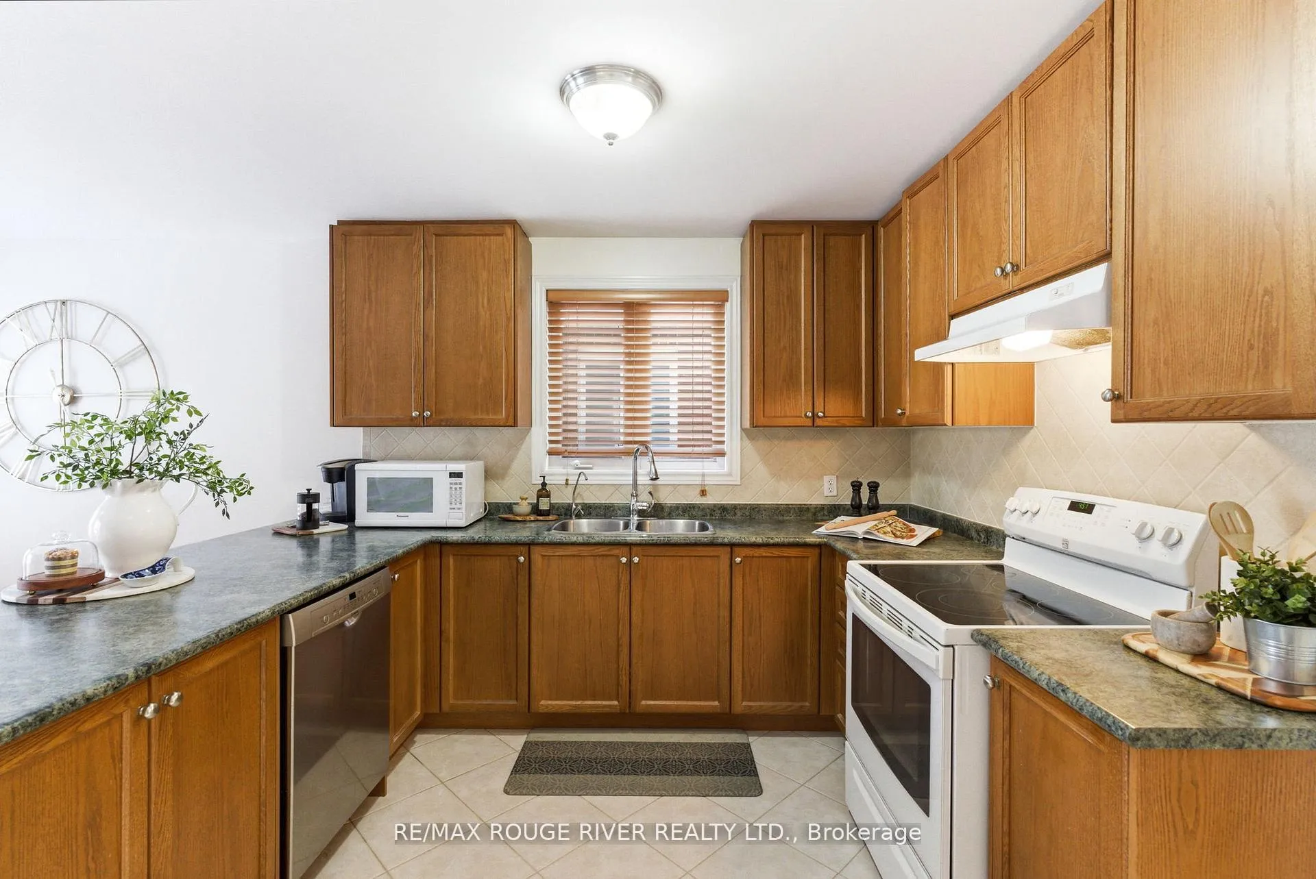 Photo 11 of 106 Tormina Boulevard, Whitby, Taunton North — HOMEH