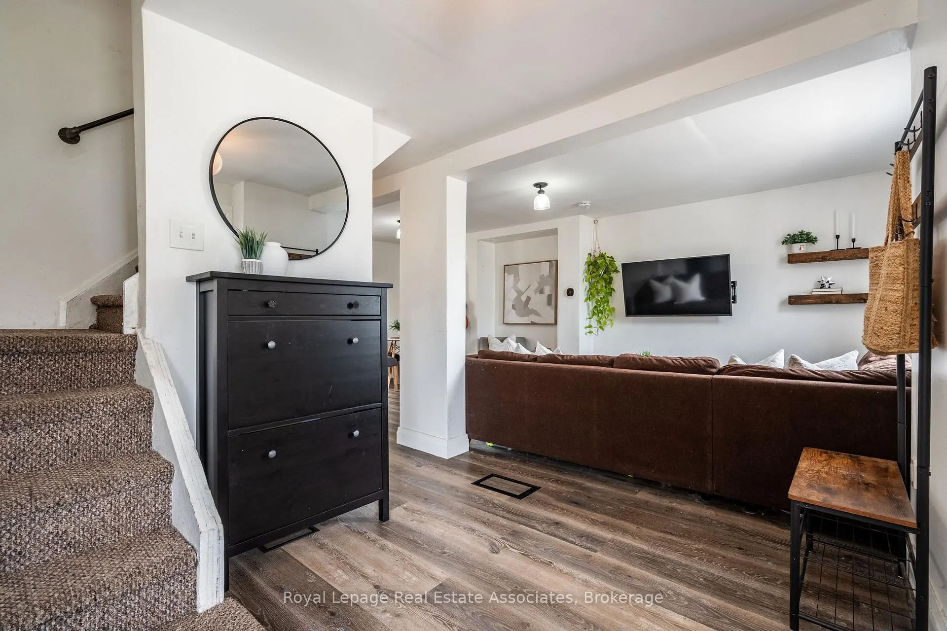 Photo 3 of 28 Edinburgh Avenue, Hamilton, Crown Point — HOMEH