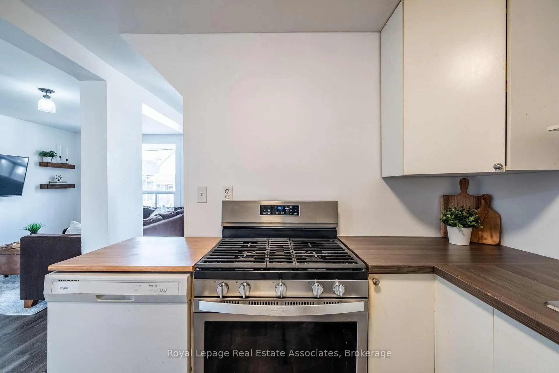 Photo 12 of 28 Edinburgh Avenue, Hamilton, Crown Point — HOMEH