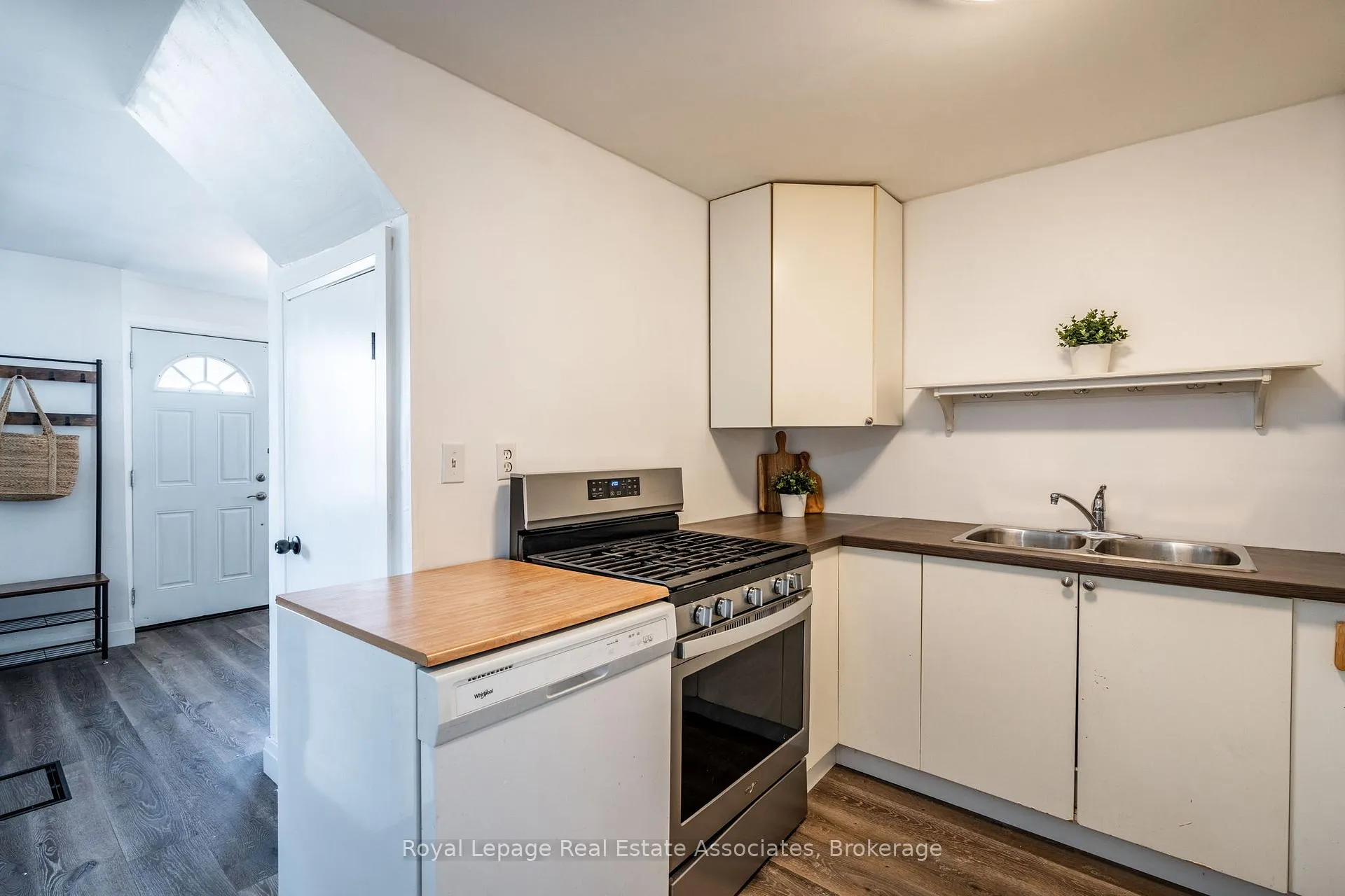 Photo 13 of 28 Edinburgh Avenue, Hamilton, Crown Point — HOMEH