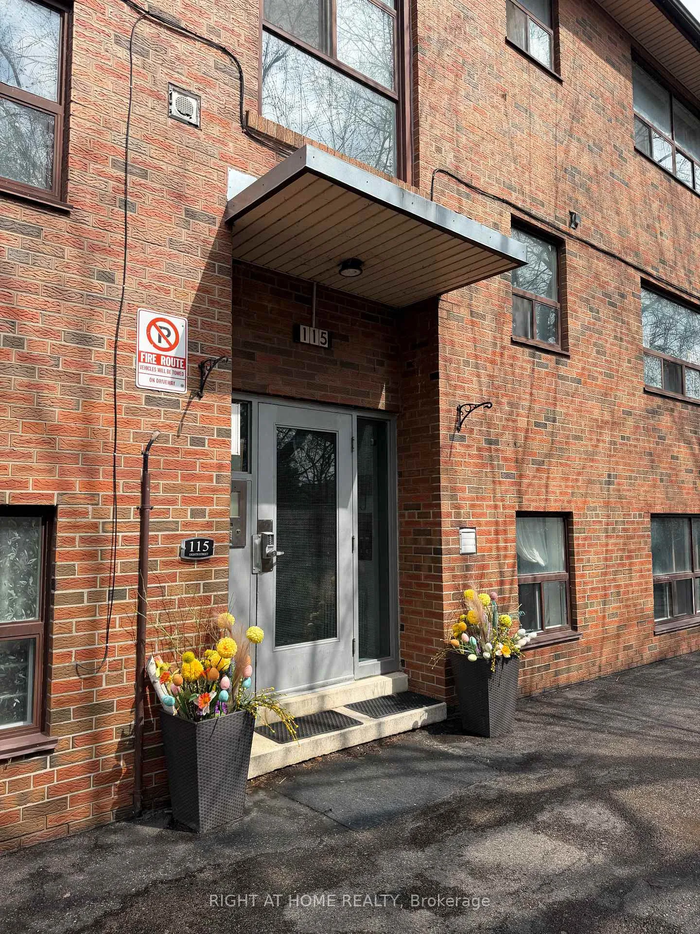 Photo 2 of Unit 2, 115 Eighth Street, Etobicoke, New Toronto — HOMEH