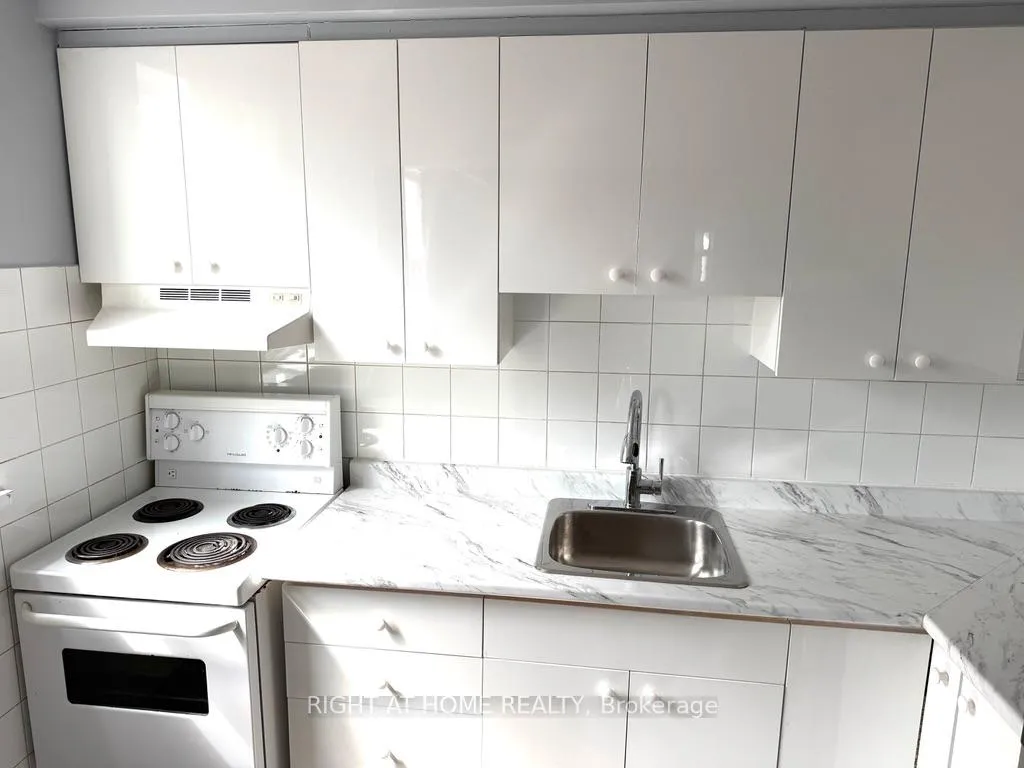 Photo 3 of Unit 2, 115 Eighth Street, Etobicoke, New Toronto — HOMEH