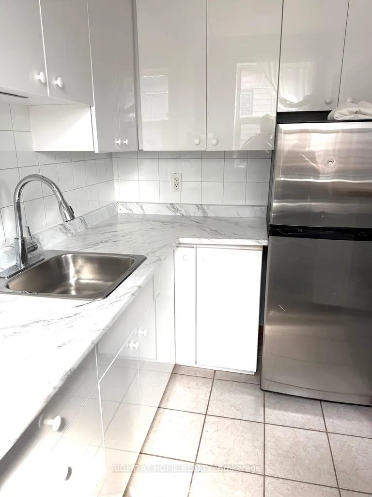 Photo 4 of Unit 2, 115 Eighth Street, Etobicoke, New Toronto — HOMEH