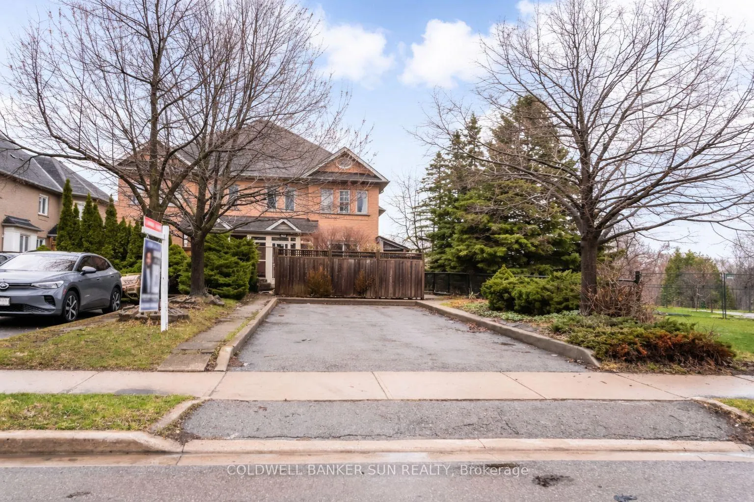 Photo 2 of 240 Pressed Brick Drive, Brampton, Brampton North — HOMEH