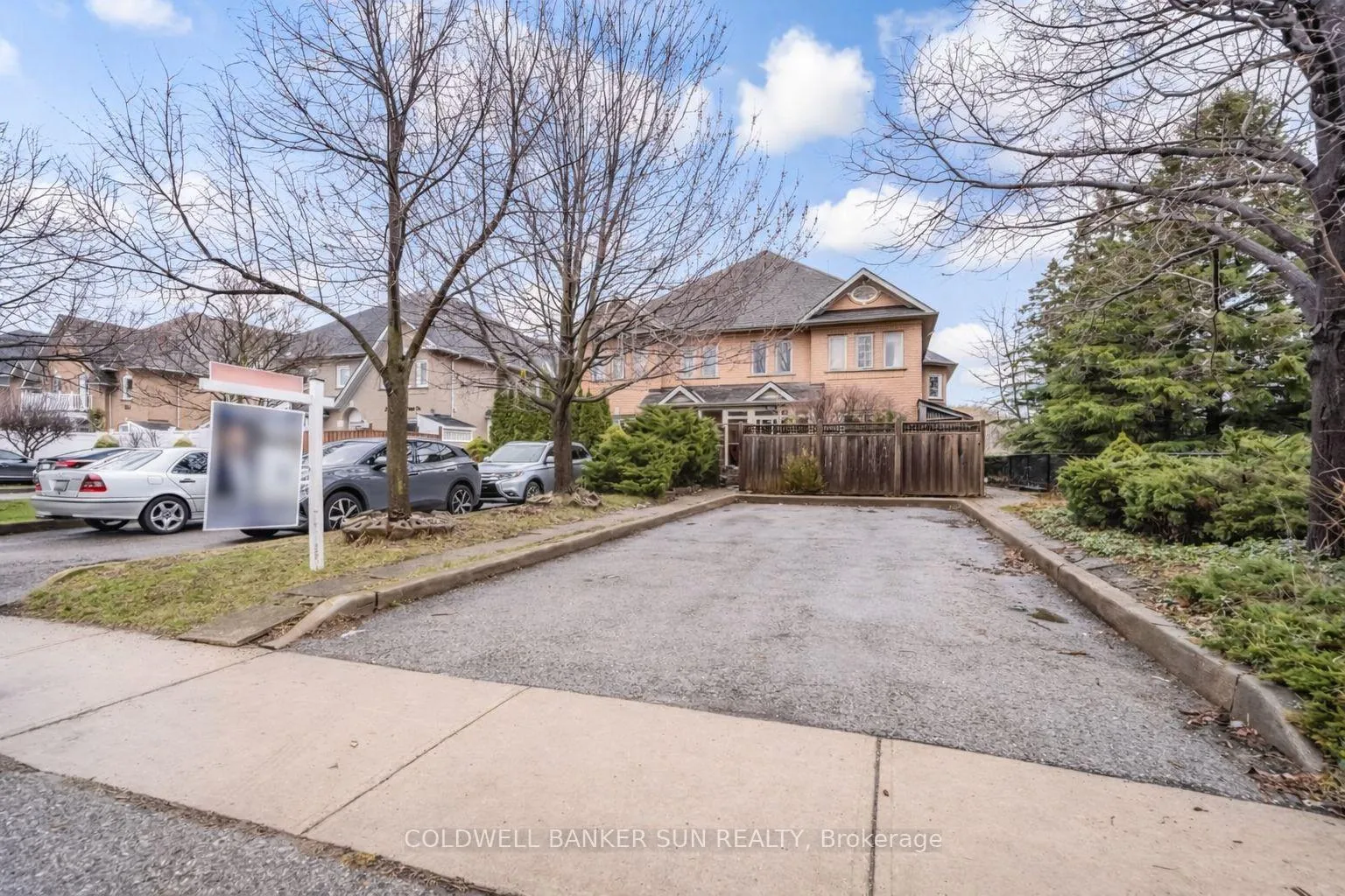 Photo 4 of 240 Pressed Brick Drive, Brampton, Brampton North — HOMEH