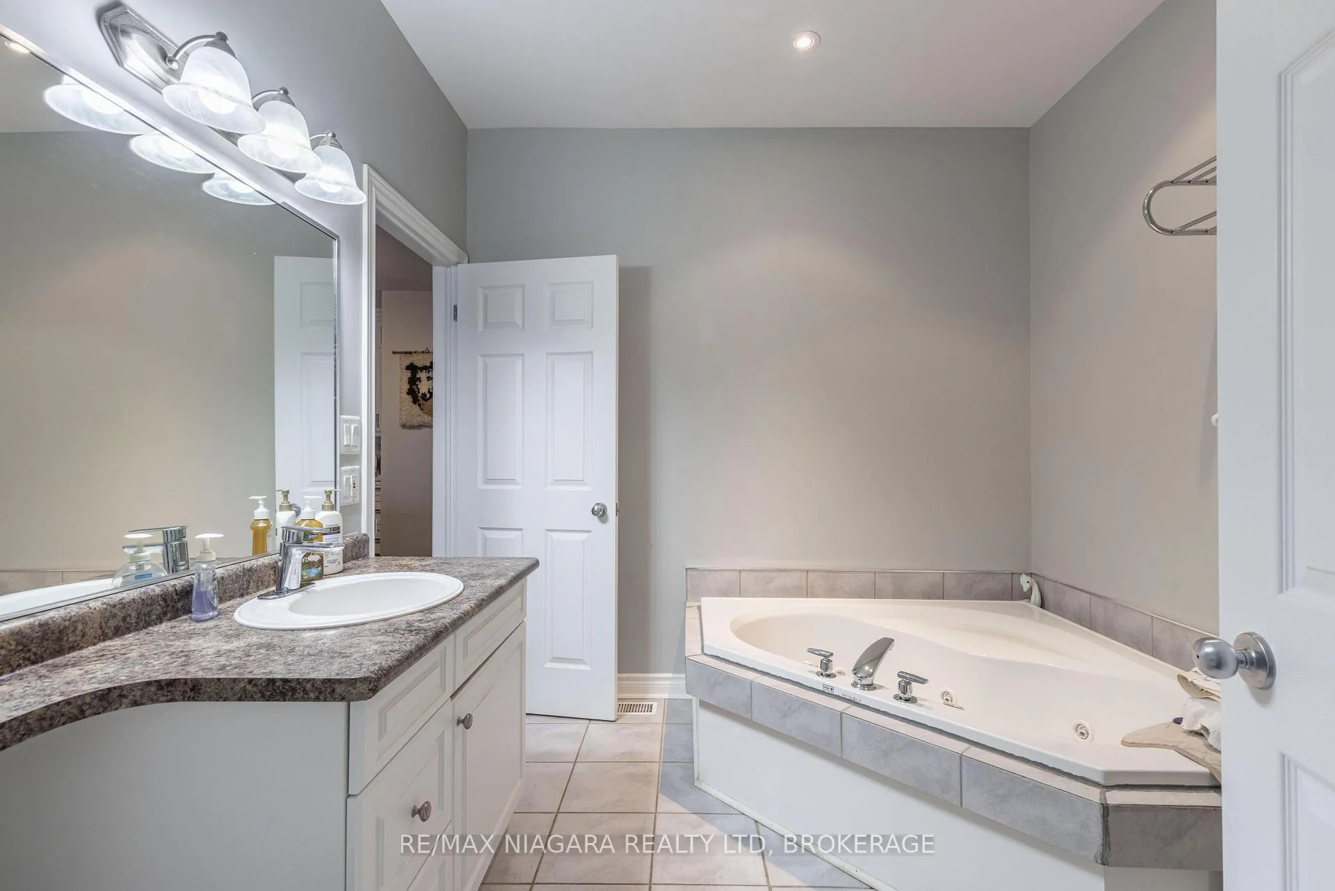 Photo 12 of Unit 16, 8142 Costabile Drive, Niagara Falls, Ascot — HOMEH