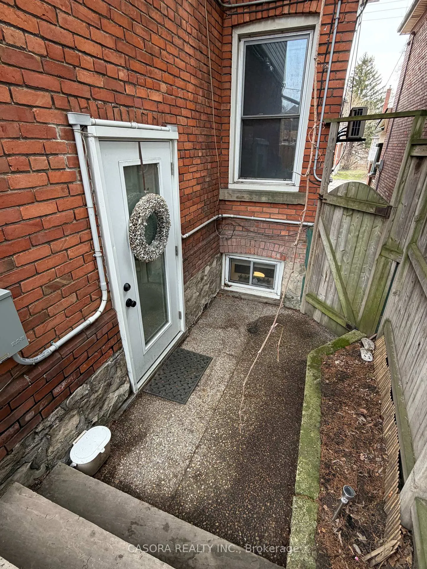 Photo 2 of Unit Lower, 46 Head Street, Hamilton, Strathcona — HOMEH