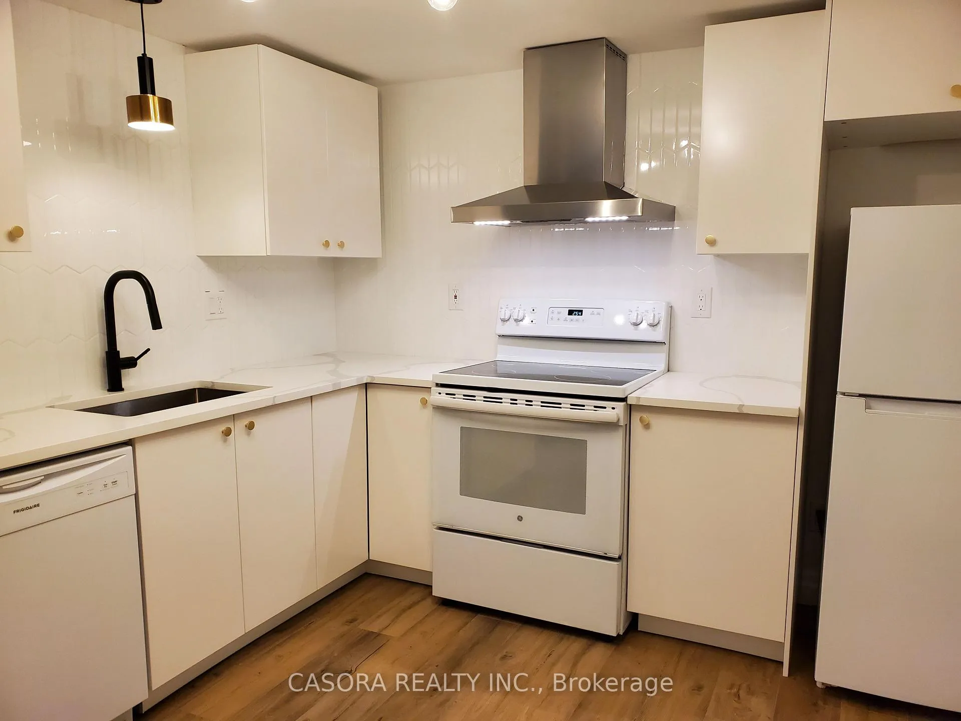 Photo 4 of Unit Lower, 46 Head Street, Hamilton, Strathcona — HOMEH