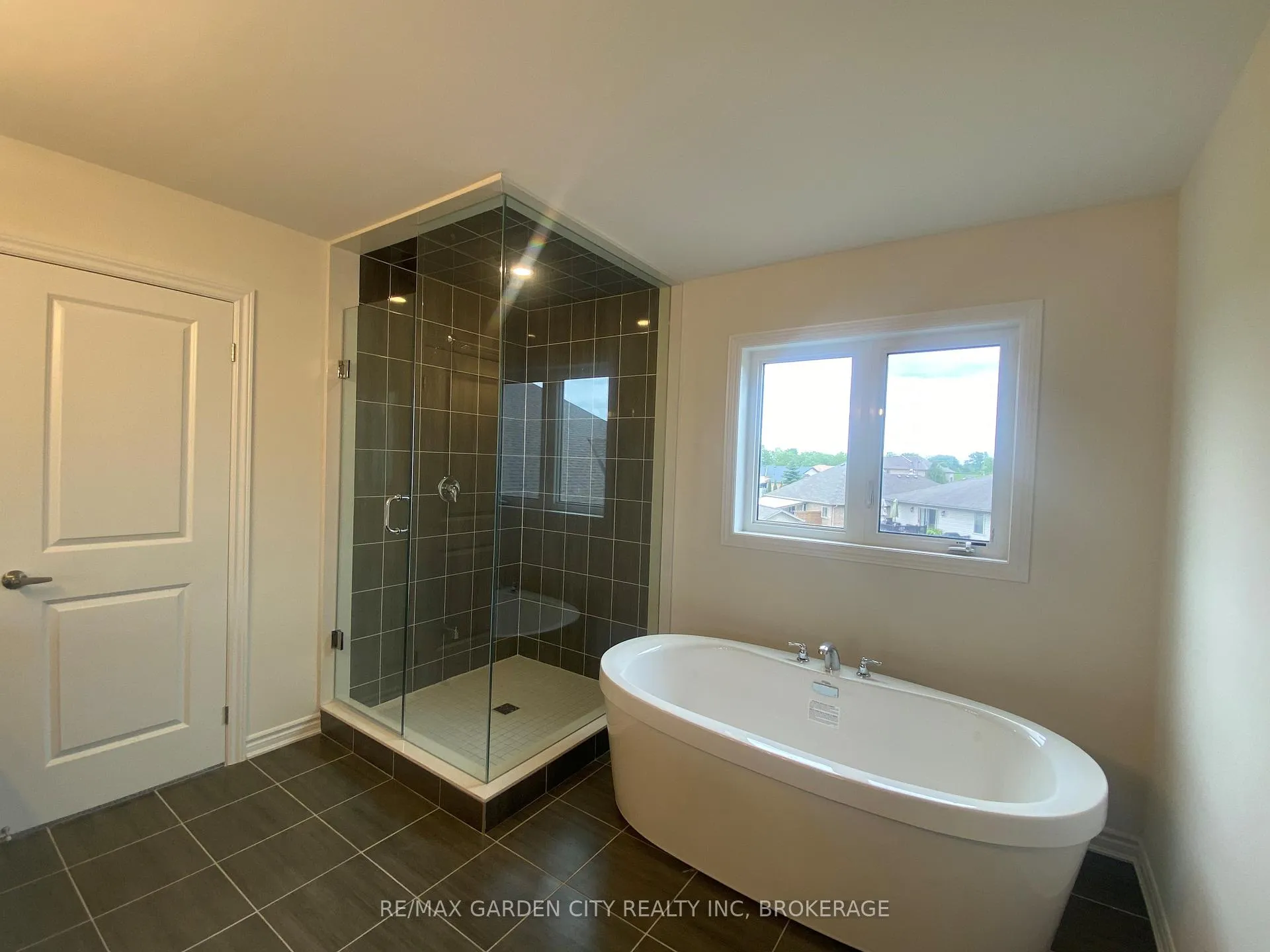 Photo 26 of 74 Oriole Crescent, Port Colborne, Main Street — HOMEH