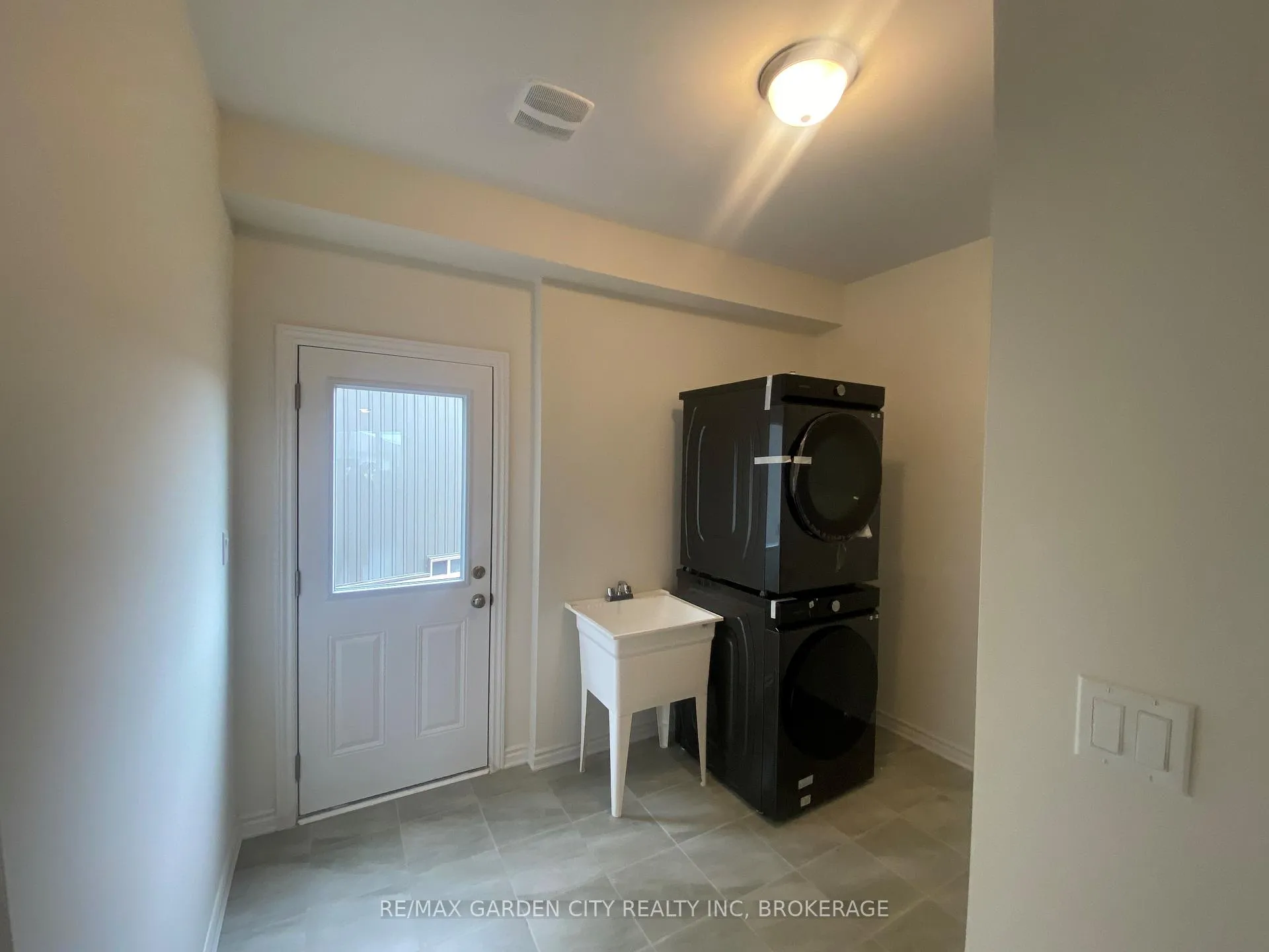 Photo 37 of 74 Oriole Crescent, Port Colborne, Main Street — HOMEH