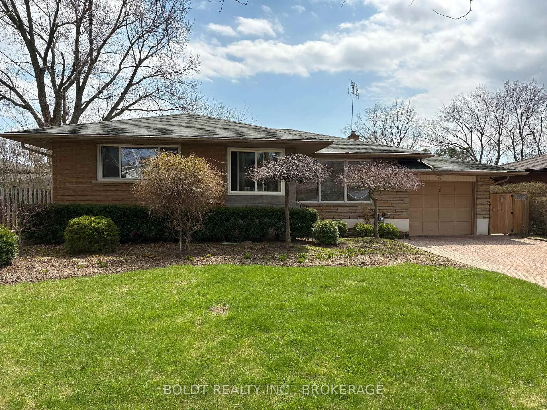 Photo 2 of 32 Old Oxford Road, St. Catharines, Vine/Linwell — HOMEH