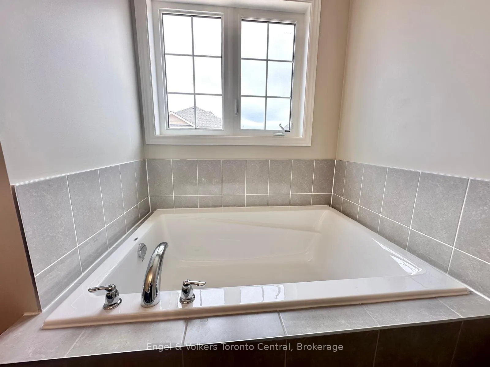 Photo 16 of 209 Clipper Drive, Clearview, Stayner — HOMEH