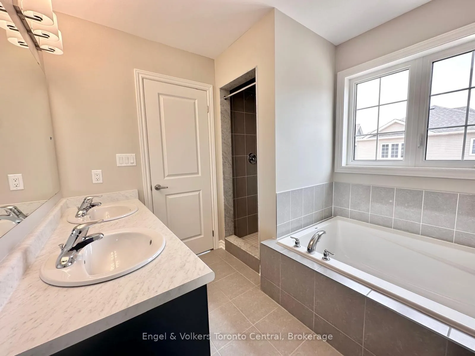 Photo 17 of 209 Clipper Drive, Clearview, Stayner — HOMEH