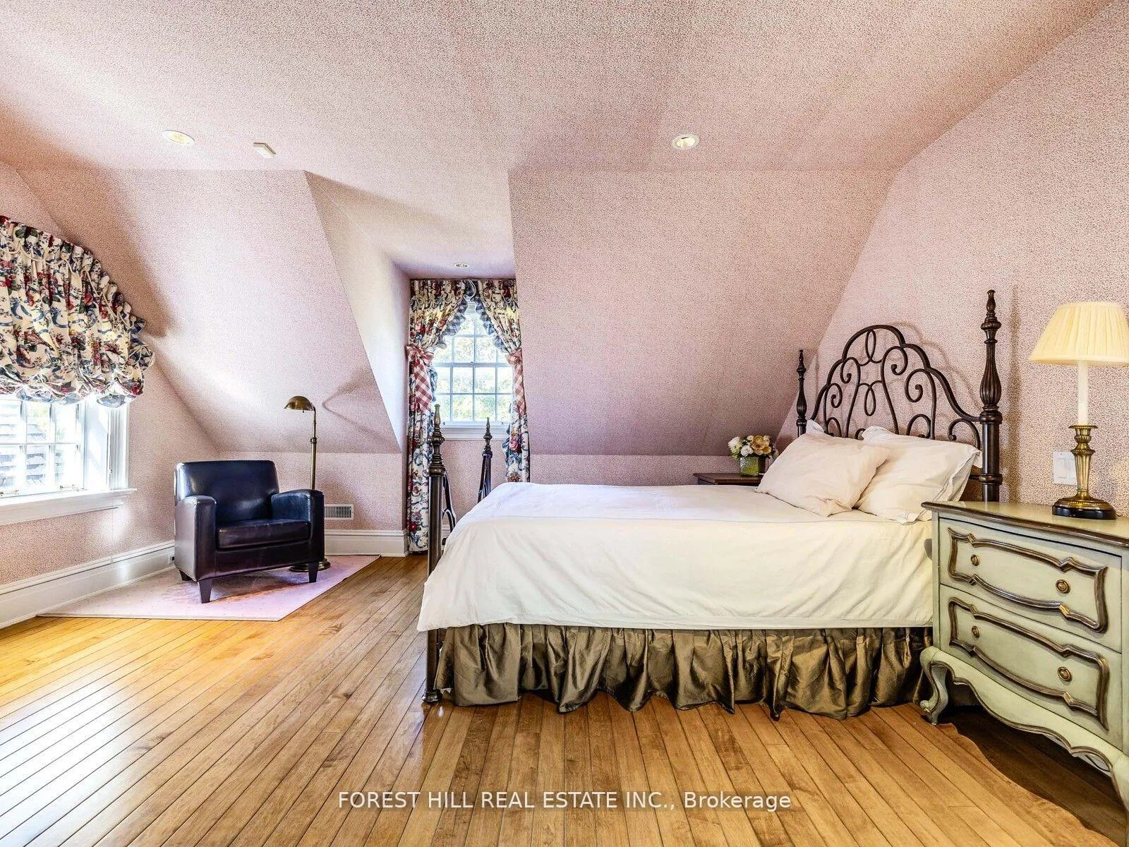 Photo 35 of 11 Dewbourne Avenue, Toronto, Forest Hill South — HOMEH