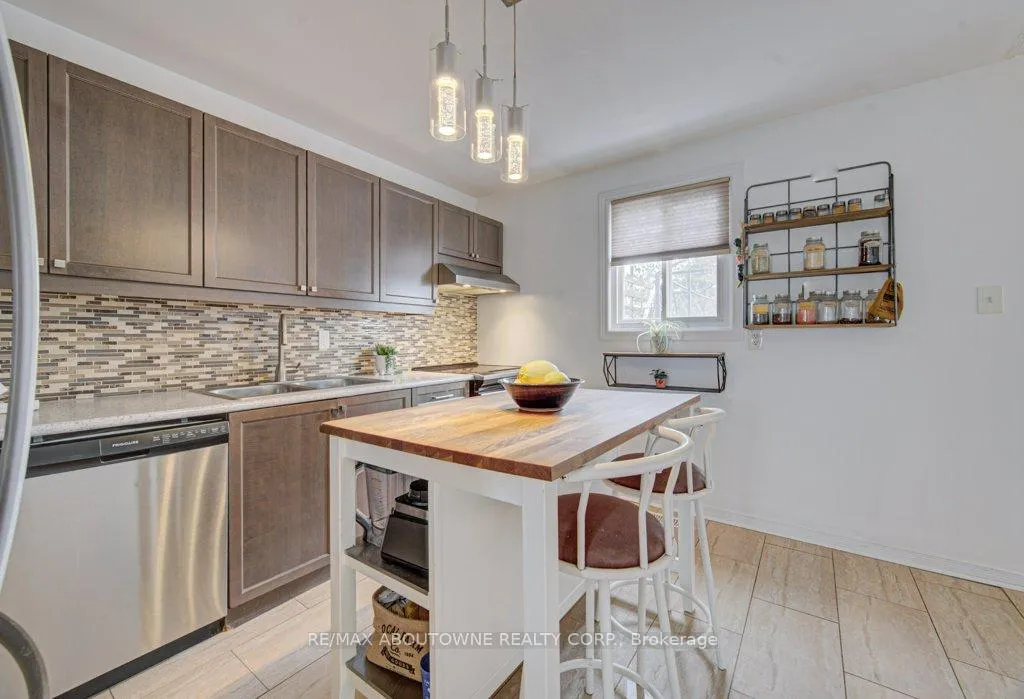Photo 4 of 85 Huntingwood Crescent, Brampton, Central Park — HOMEH