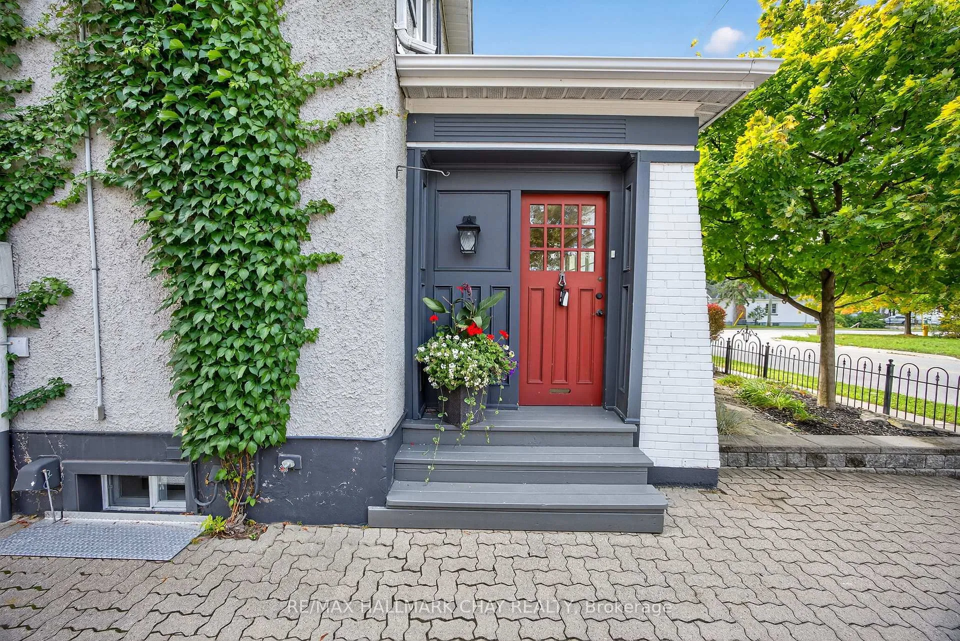Photo 4 of 53 Eccles Street N, Barrie, Queen's Park — HOMEH