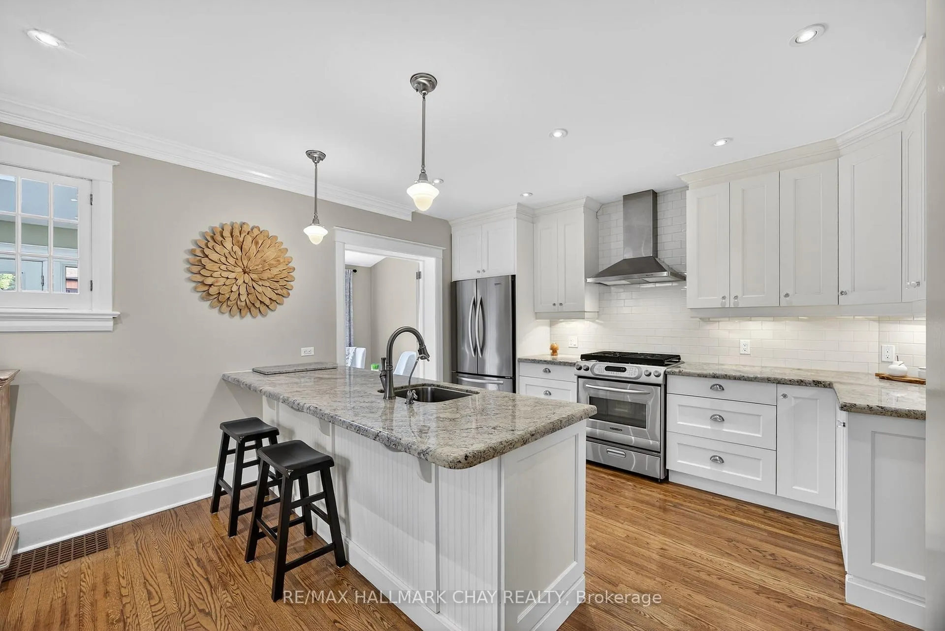 Photo 7 of 53 Eccles Street N, Barrie, Queen's Park — HOMEH