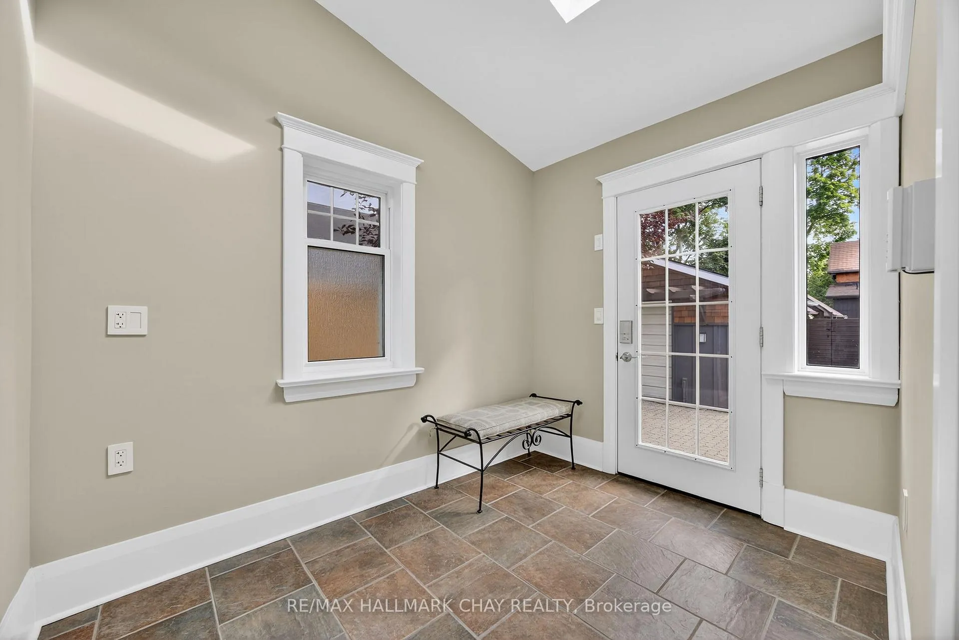 Photo 19 of 53 Eccles Street N, Barrie, Queen's Park — HOMEH