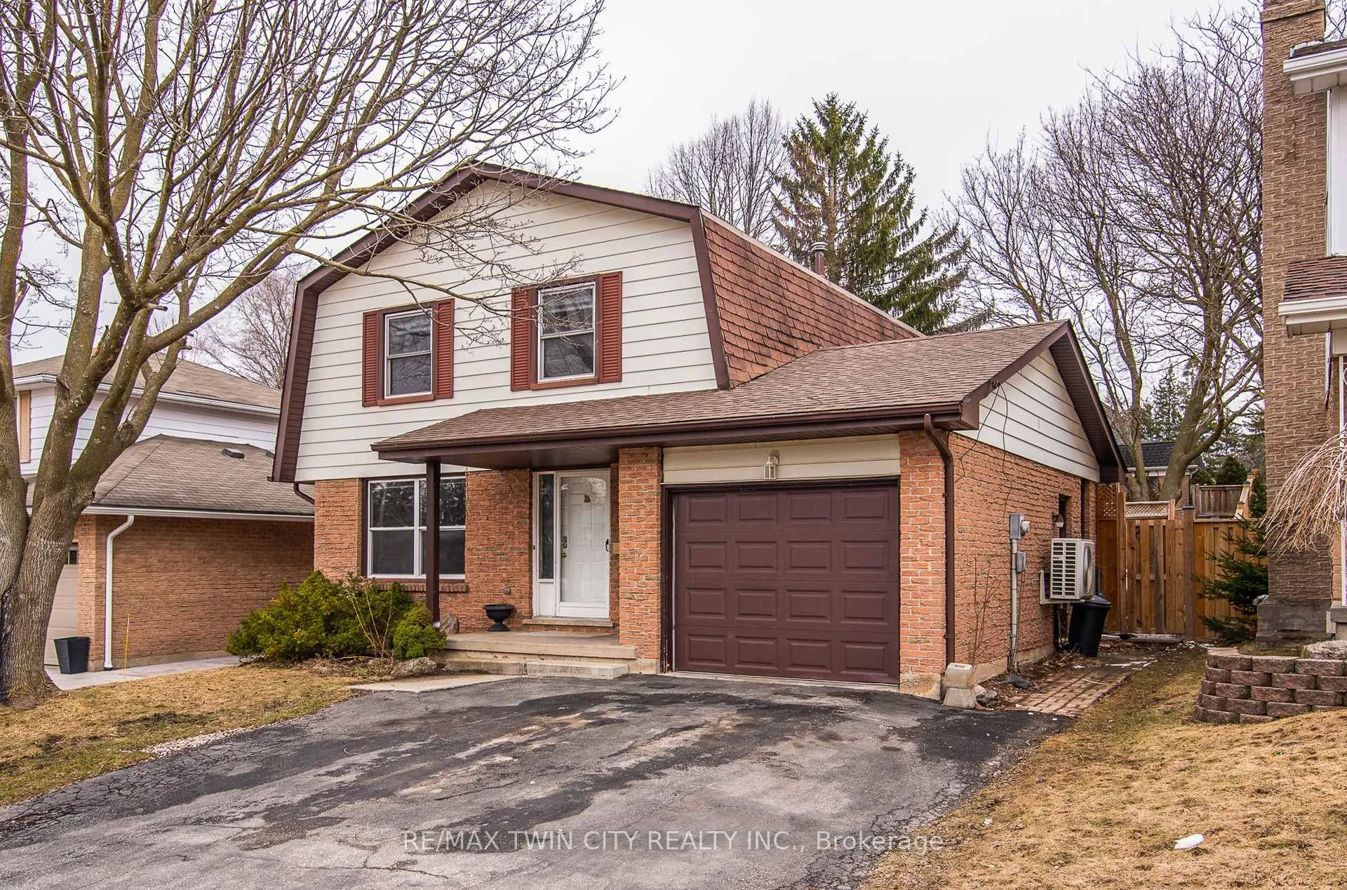 Photo 2 of 135 Vintage Crescent, Kitchener — HOMEH