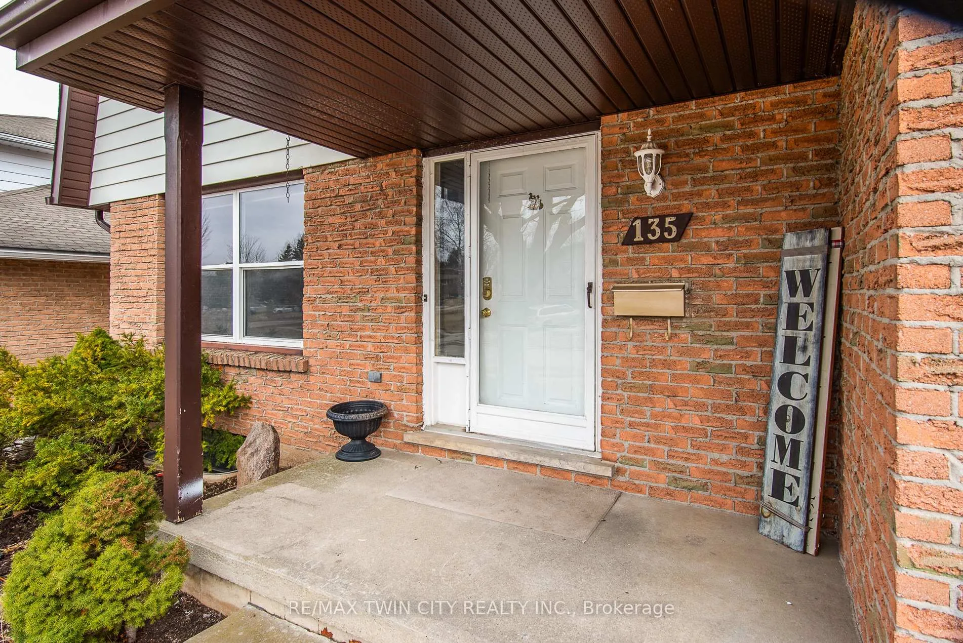 Photo 3 of 135 Vintage Crescent, Kitchener — HOMEH