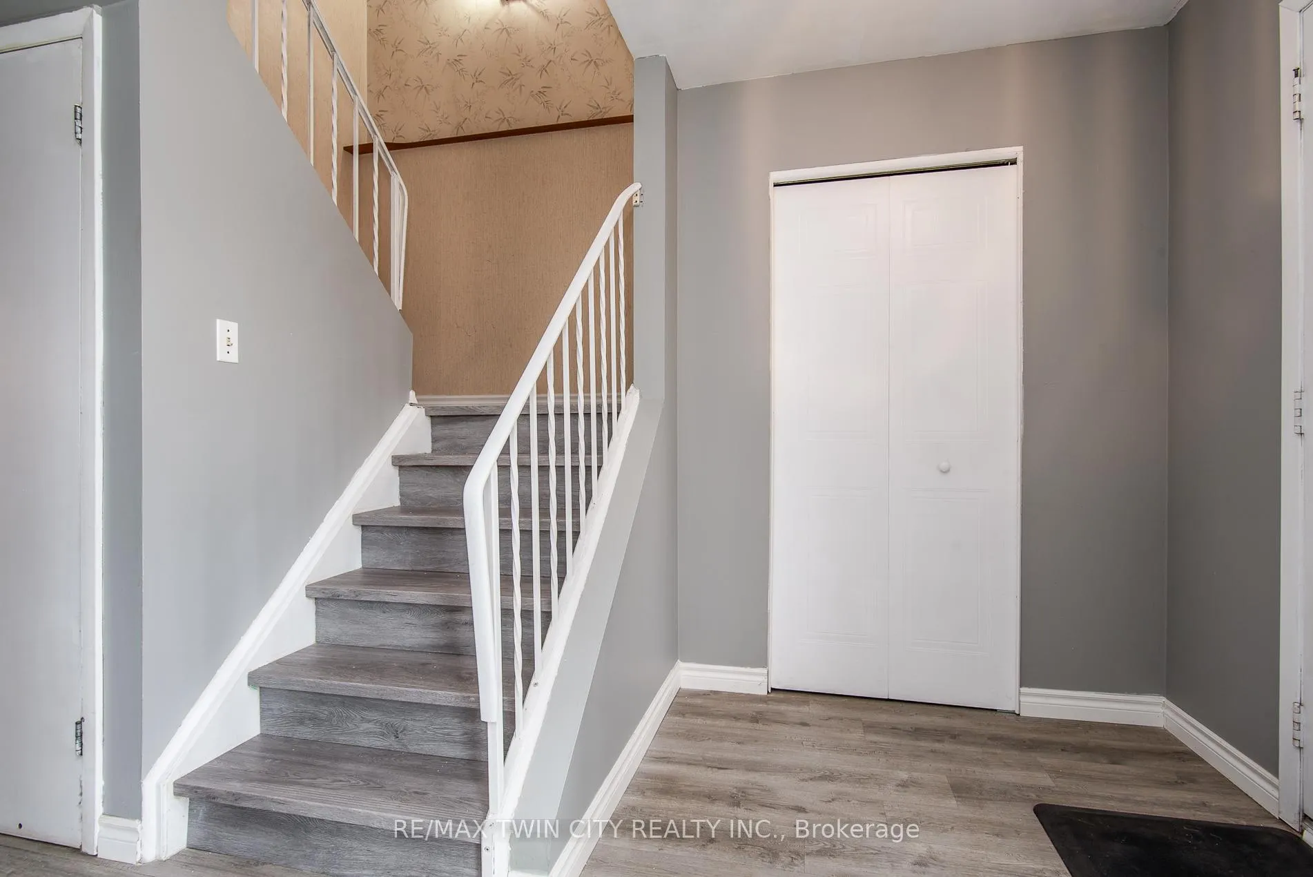 Photo 5 of 135 Vintage Crescent, Kitchener — HOMEH