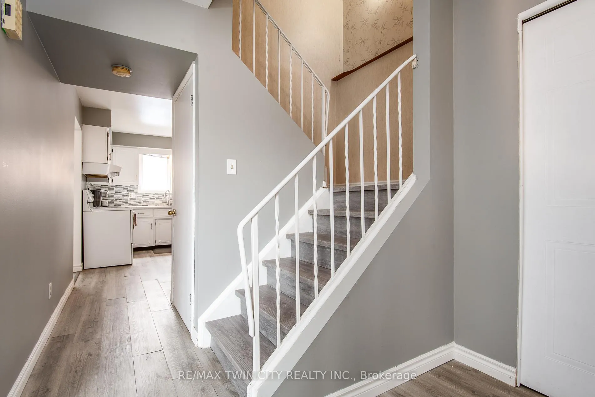 Photo 6 of 135 Vintage Crescent, Kitchener — HOMEH
