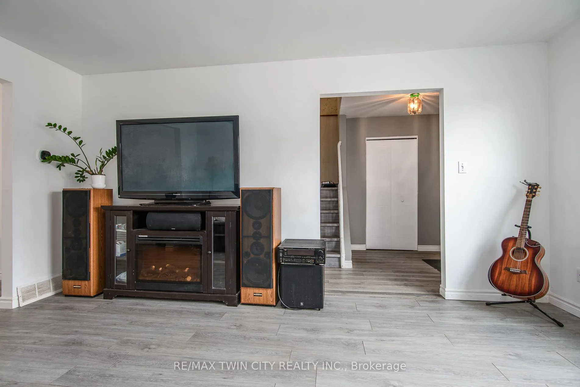 Photo 8 of 135 Vintage Crescent, Kitchener — HOMEH