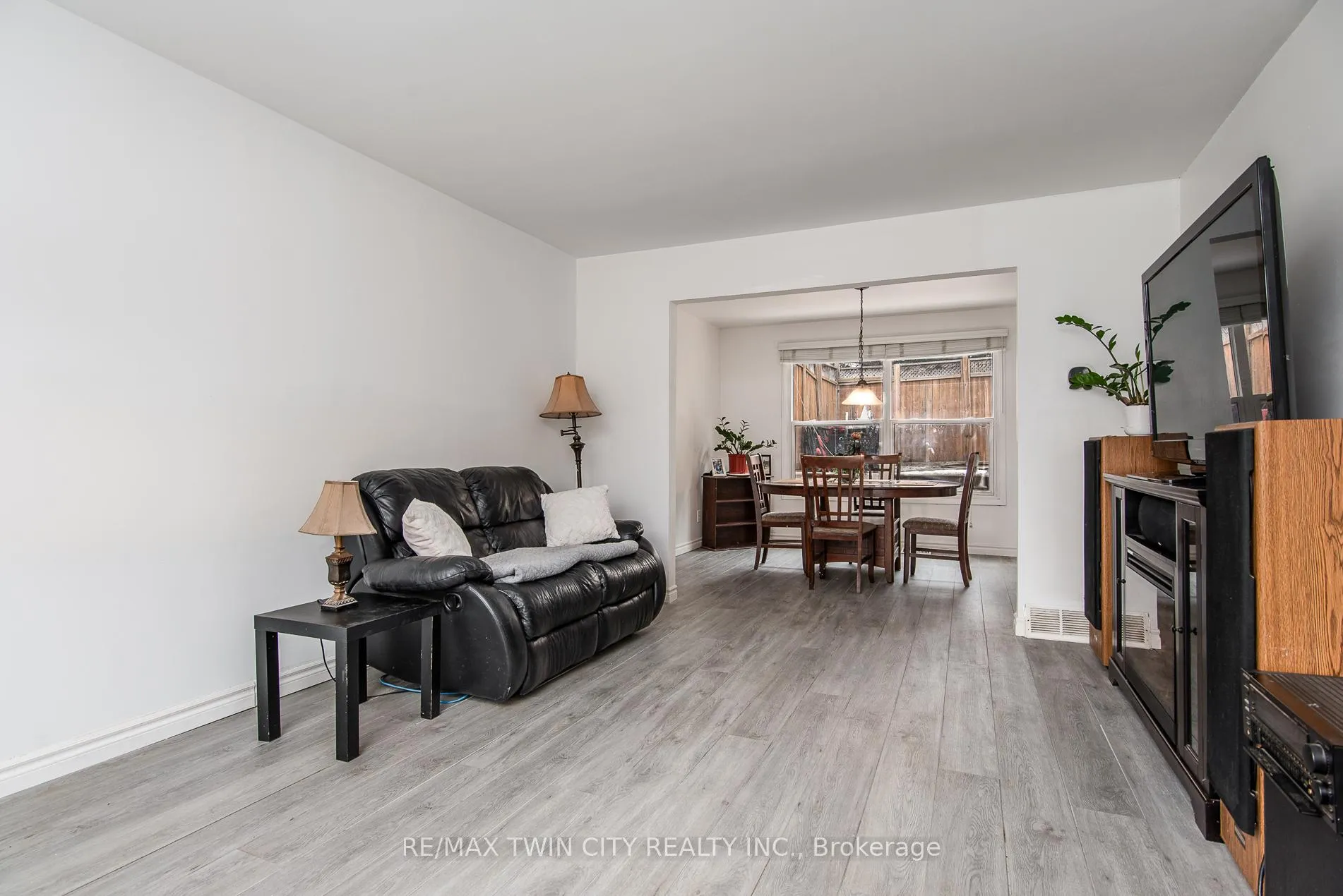 Photo 10 of 135 Vintage Crescent, Kitchener — HOMEH