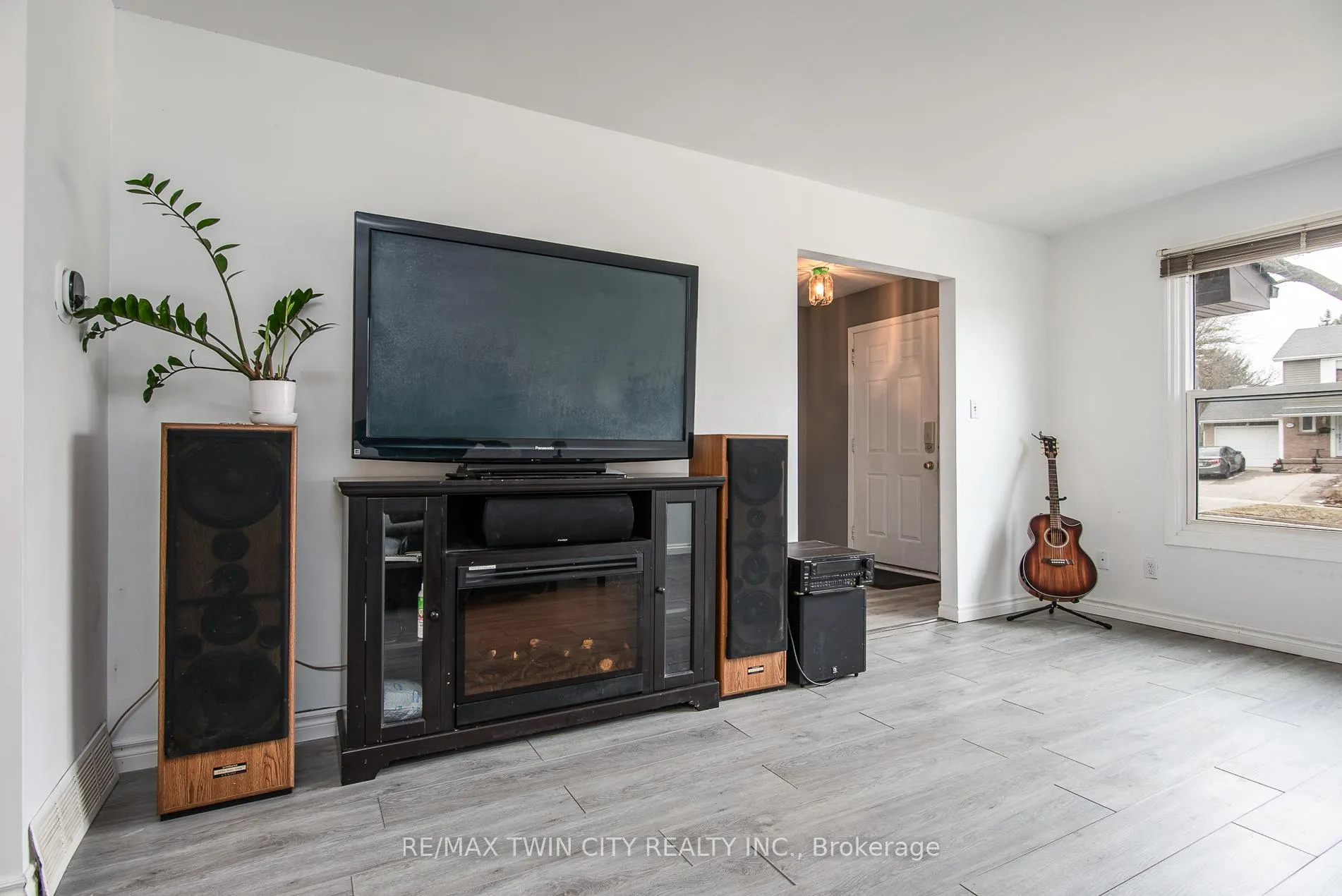 Photo 13 of 135 Vintage Crescent, Kitchener — HOMEH