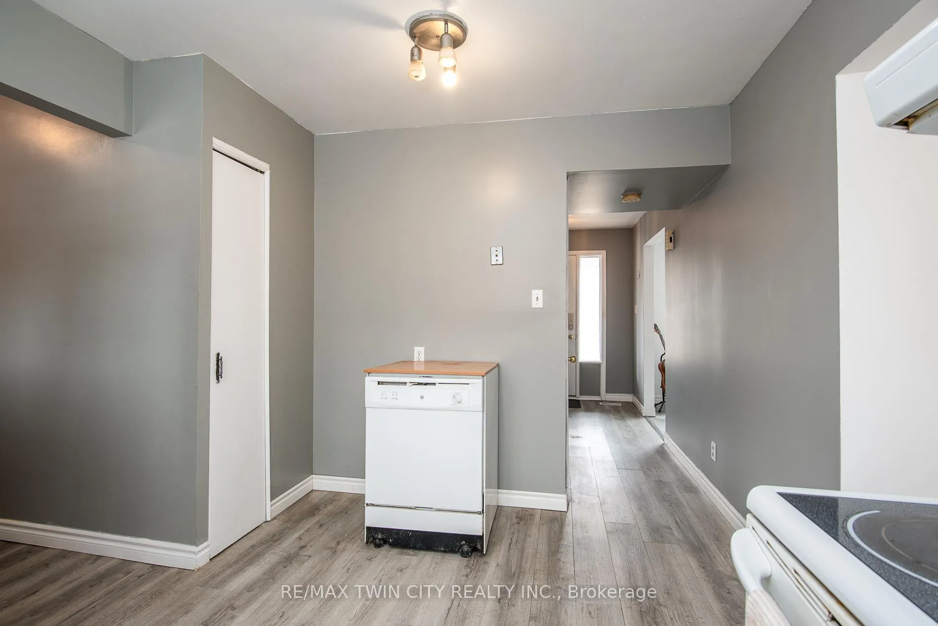 Photo 23 of 135 Vintage Crescent, Kitchener — HOMEH