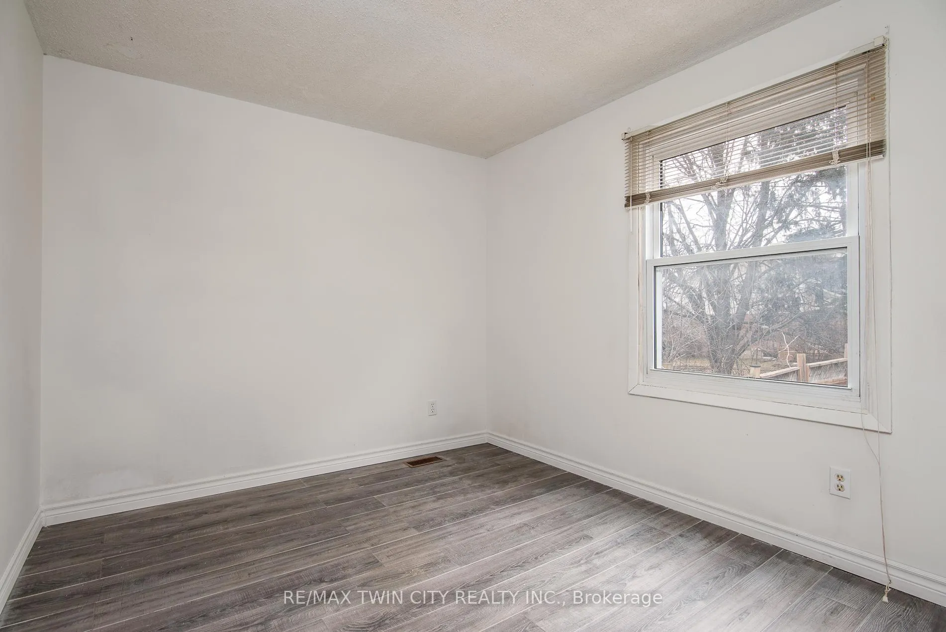 Photo 31 of 135 Vintage Crescent, Kitchener — HOMEH