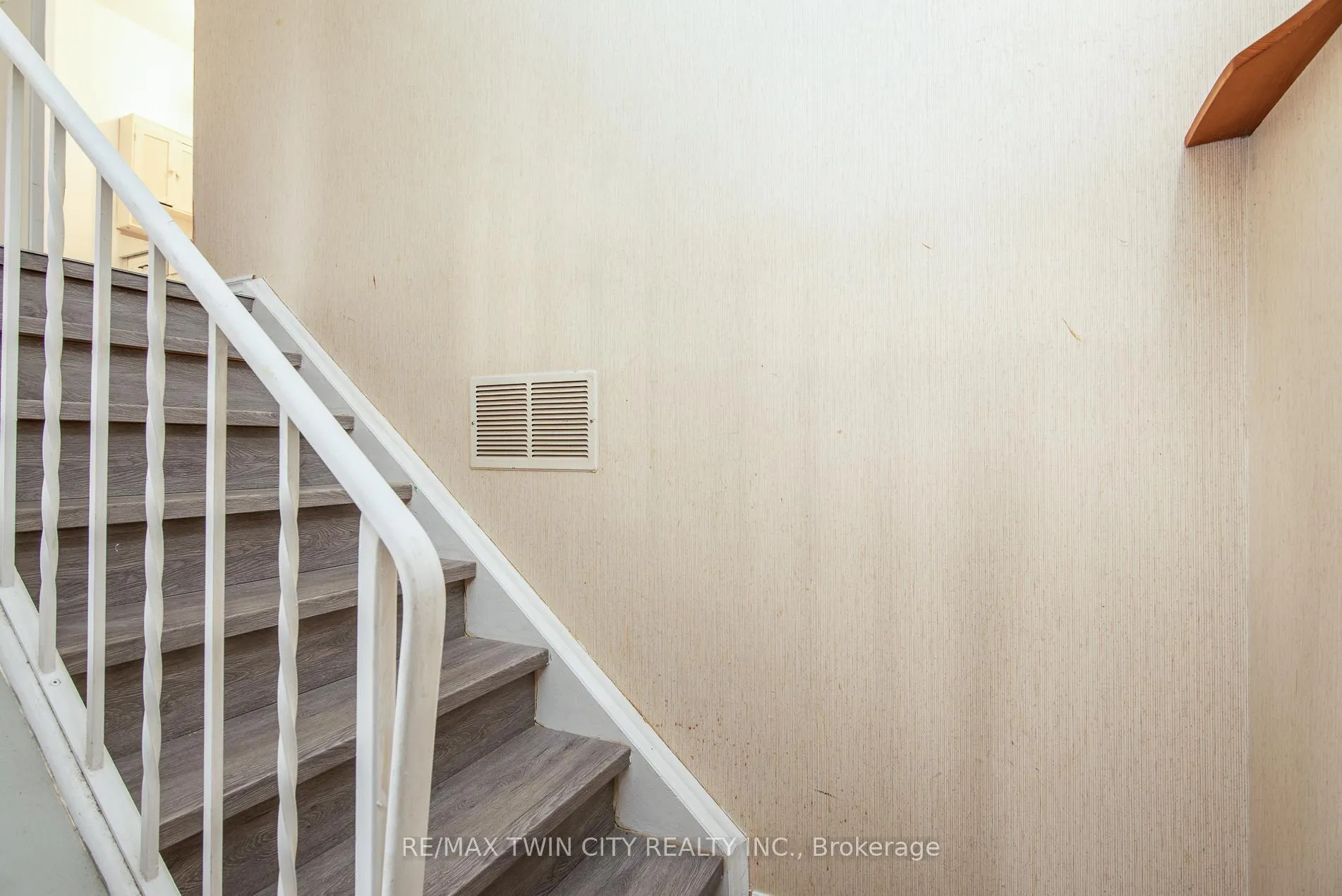 Photo 35 of 135 Vintage Crescent, Kitchener — HOMEH