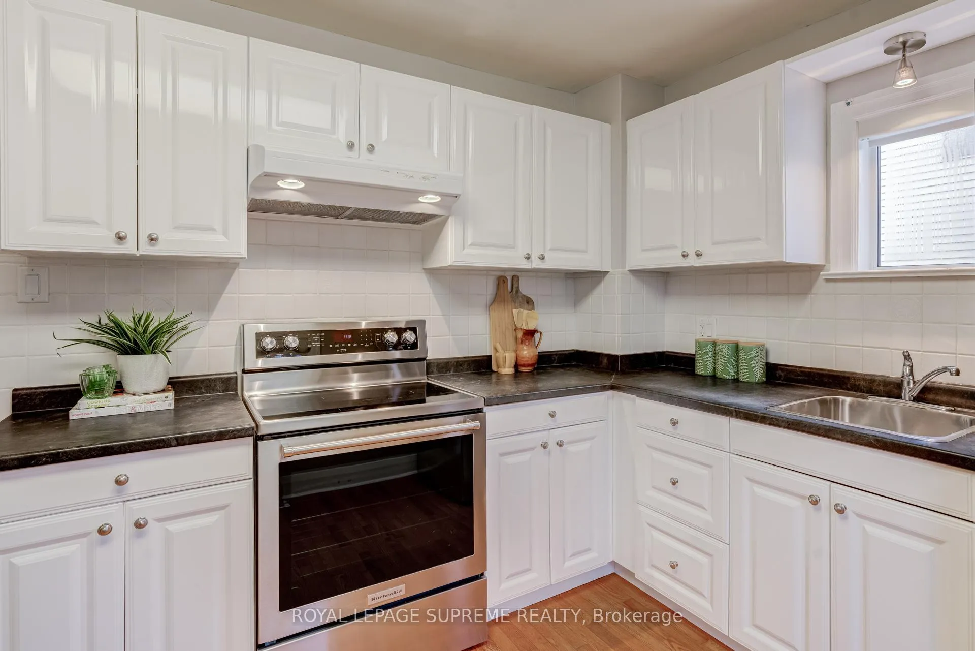 Photo 5 of 21 Murray Street, Brampton, Downtown Brampton — HOMEH