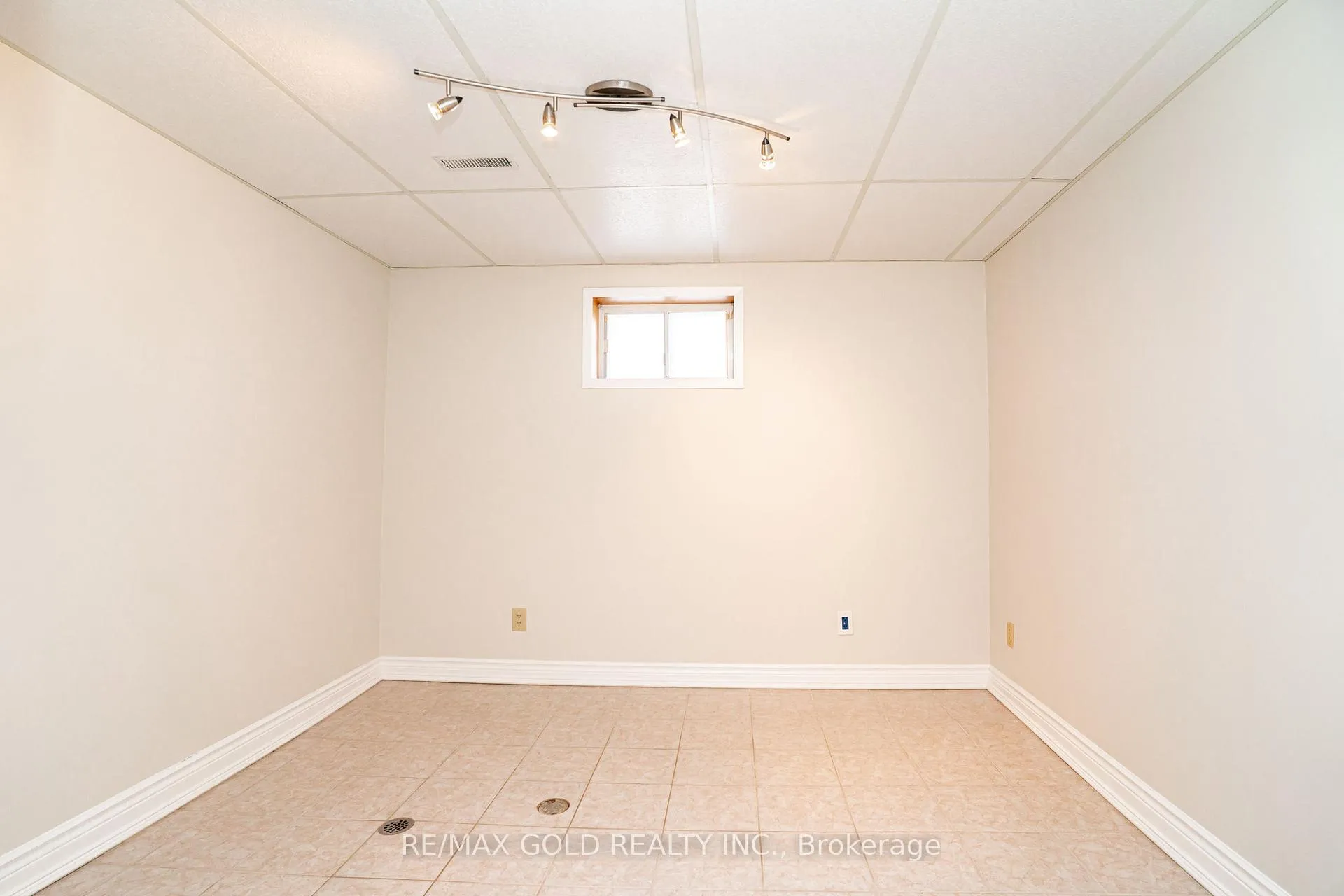Photo 32 of 27 Davenport Crescent, Brampton, Southgate — HOMEH