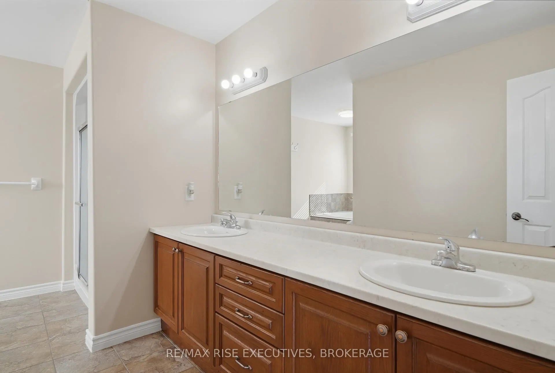 Photo 23 of 402 Cavendish Crescent, Kingston, City Northwest — HOMEH