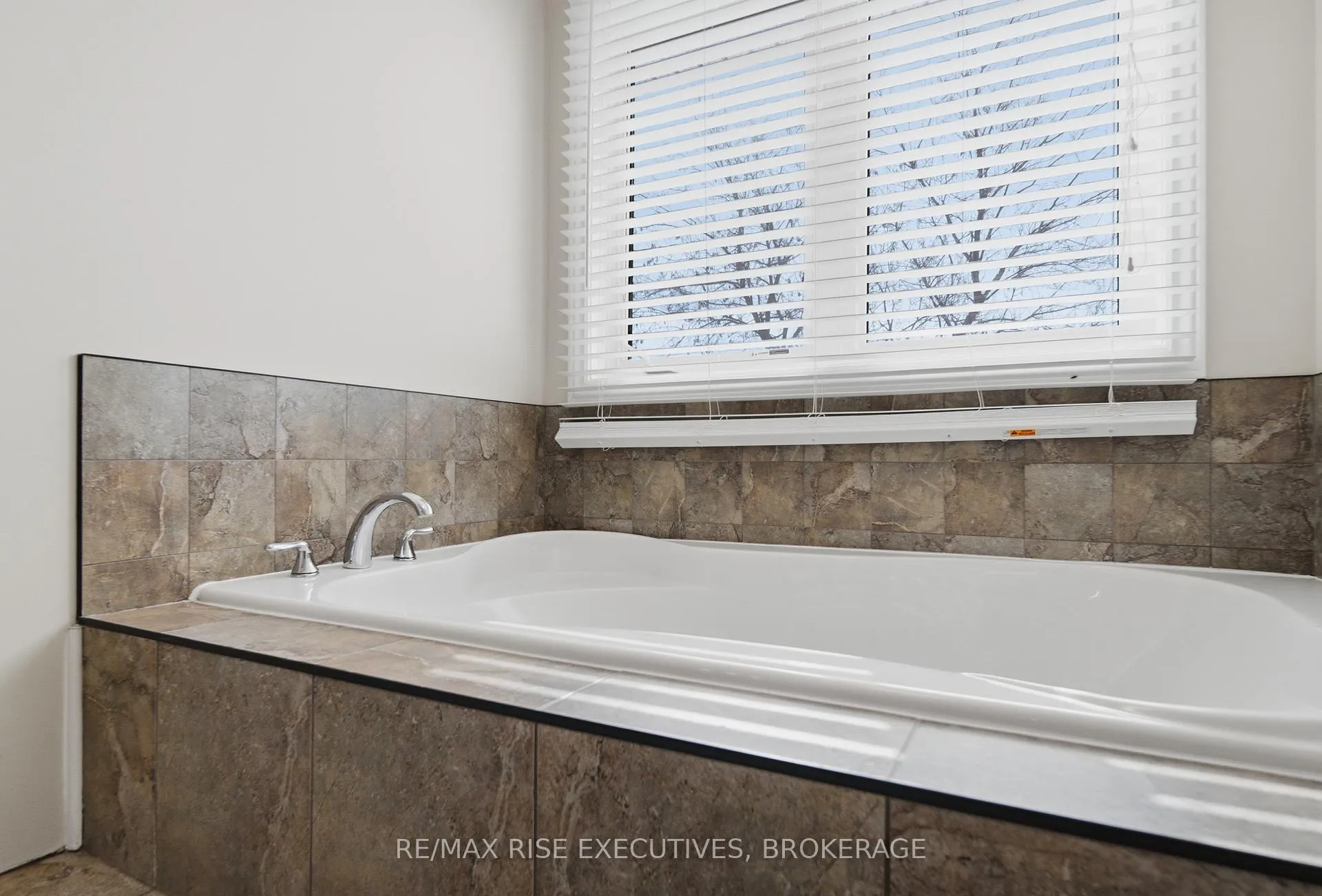 Photo 24 of 402 Cavendish Crescent, Kingston, City Northwest — HOMEH