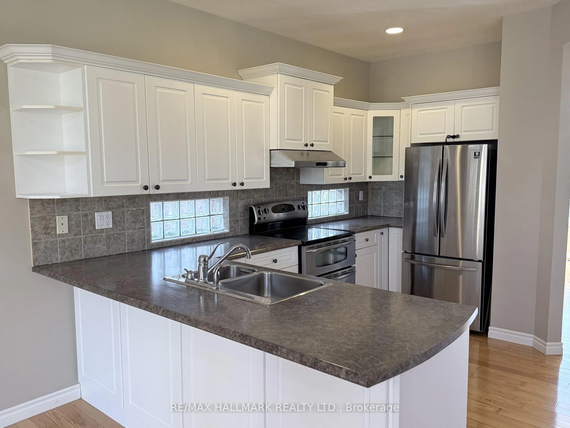 Photo 3 of 29 Wildwood Trail, Barrie, Ardagh — HOMEH